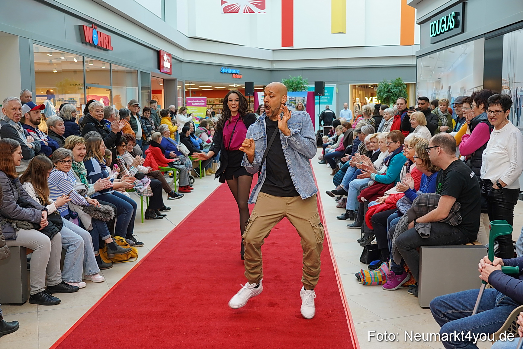 Fruehlingsmodenschau im NeuenMarkt 2024 0003