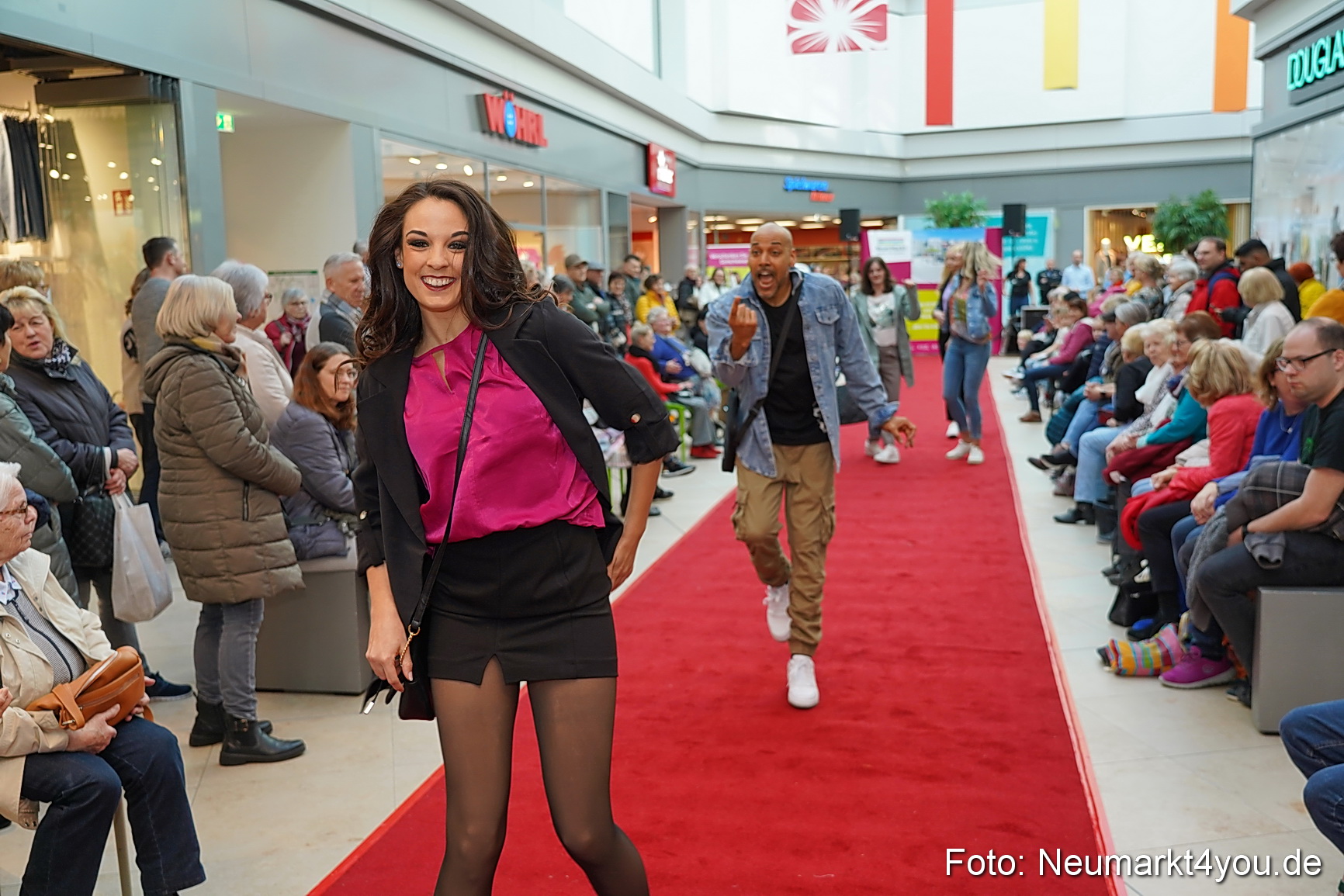 Fruehlingsmodenschau im NeuenMarkt 2024 0007