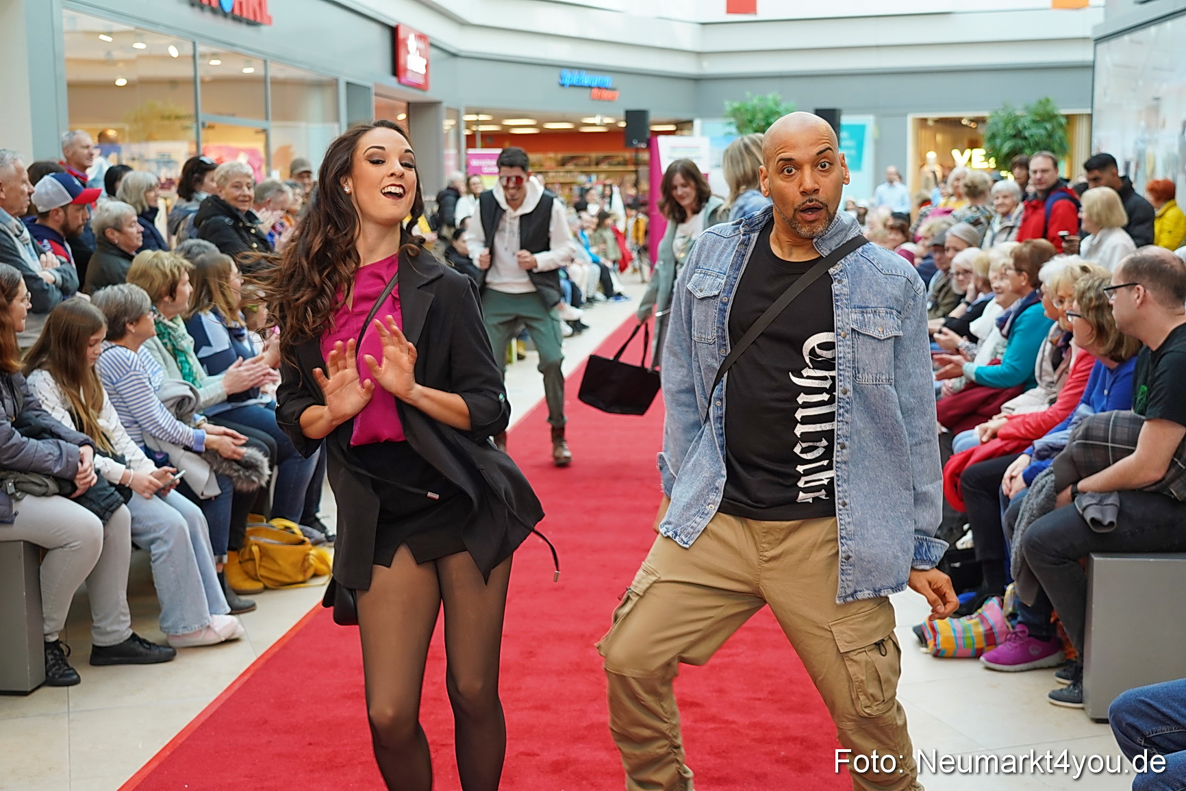 Fruehlingsmodenschau im NeuenMarkt 2024 0008