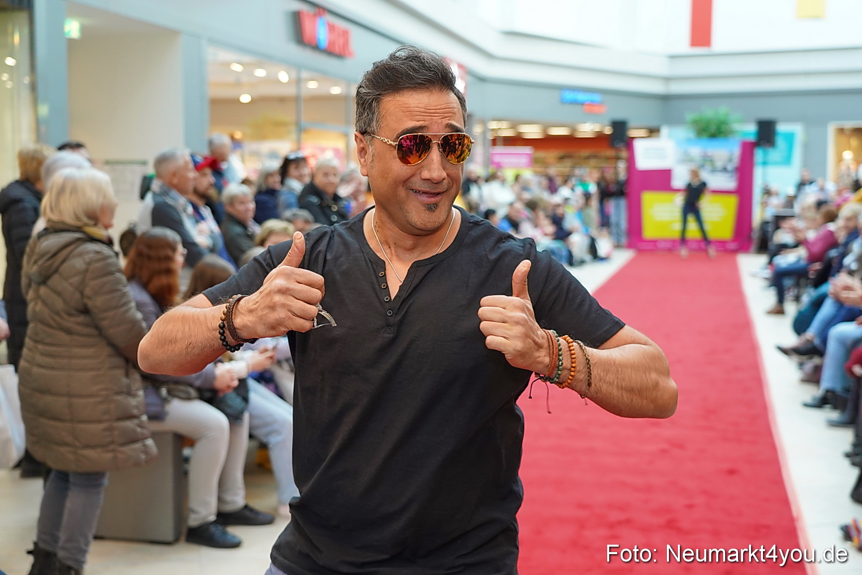 Fruehlingsmodenschau im NeuenMarkt 2024 0010