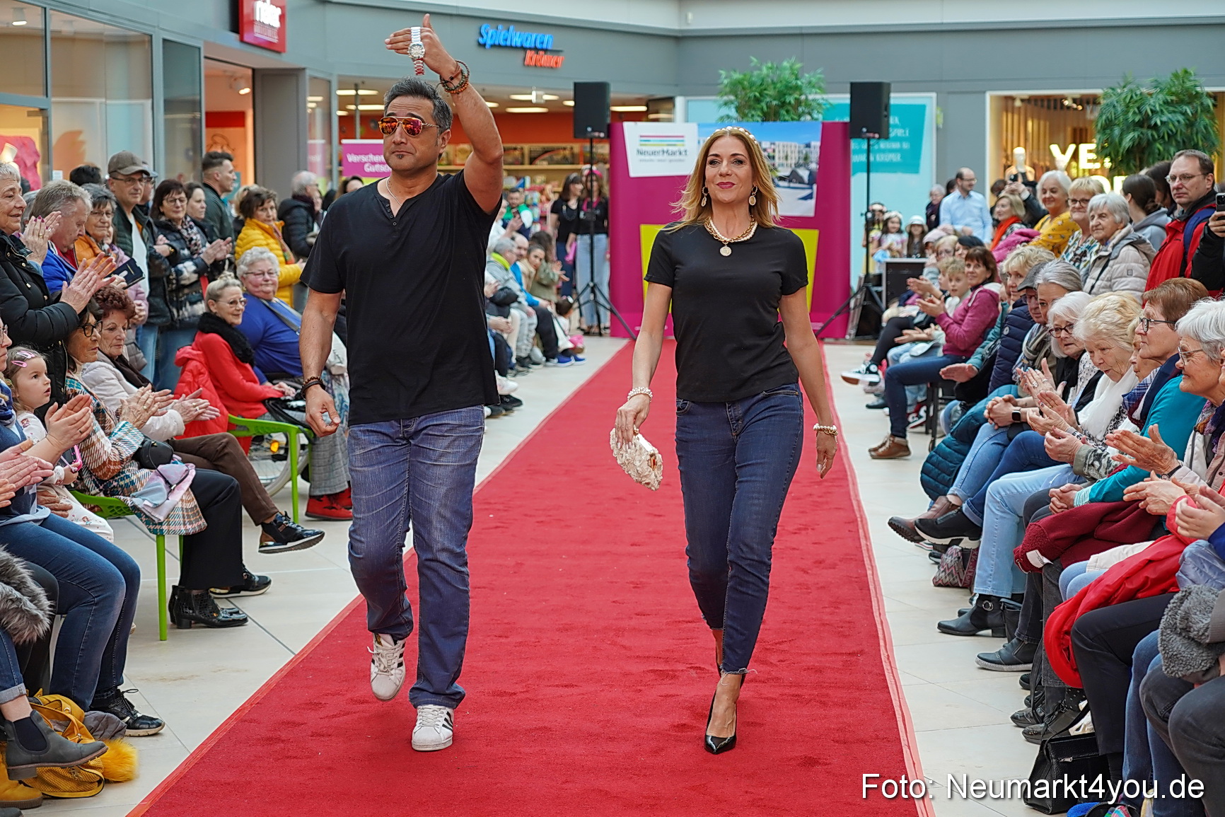 Fruehlingsmodenschau im NeuenMarkt 2024 0011