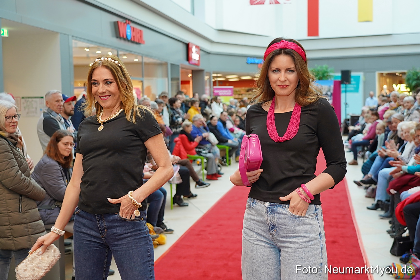 Fruehlingsmodenschau im NeuenMarkt 2024 0013