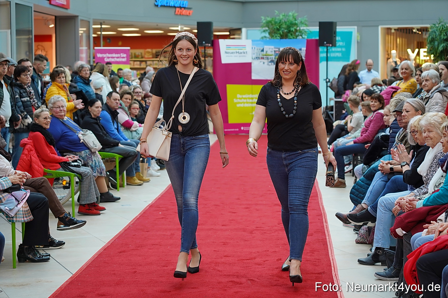 Fruehlingsmodenschau im NeuenMarkt 2024 0015