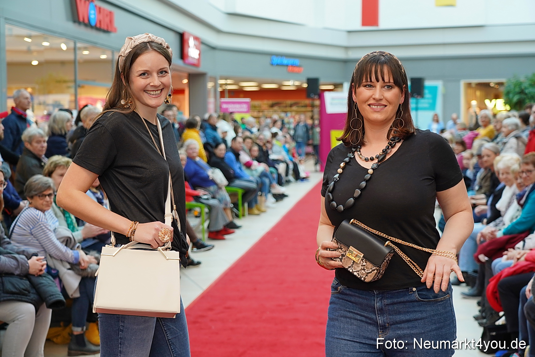 Fruehlingsmodenschau im NeuenMarkt 2024 0016