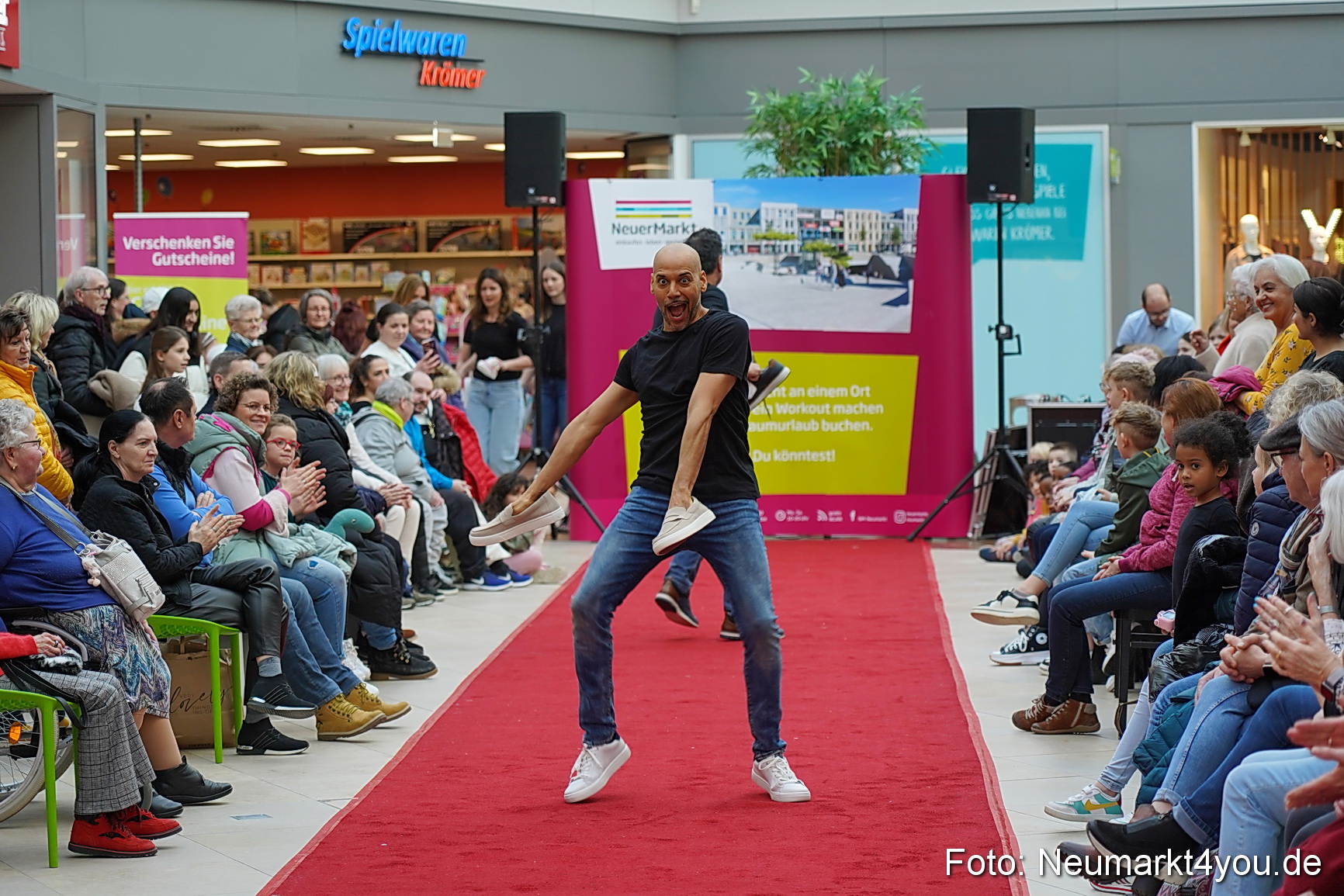 Fruehlingsmodenschau im NeuenMarkt 2024 0018