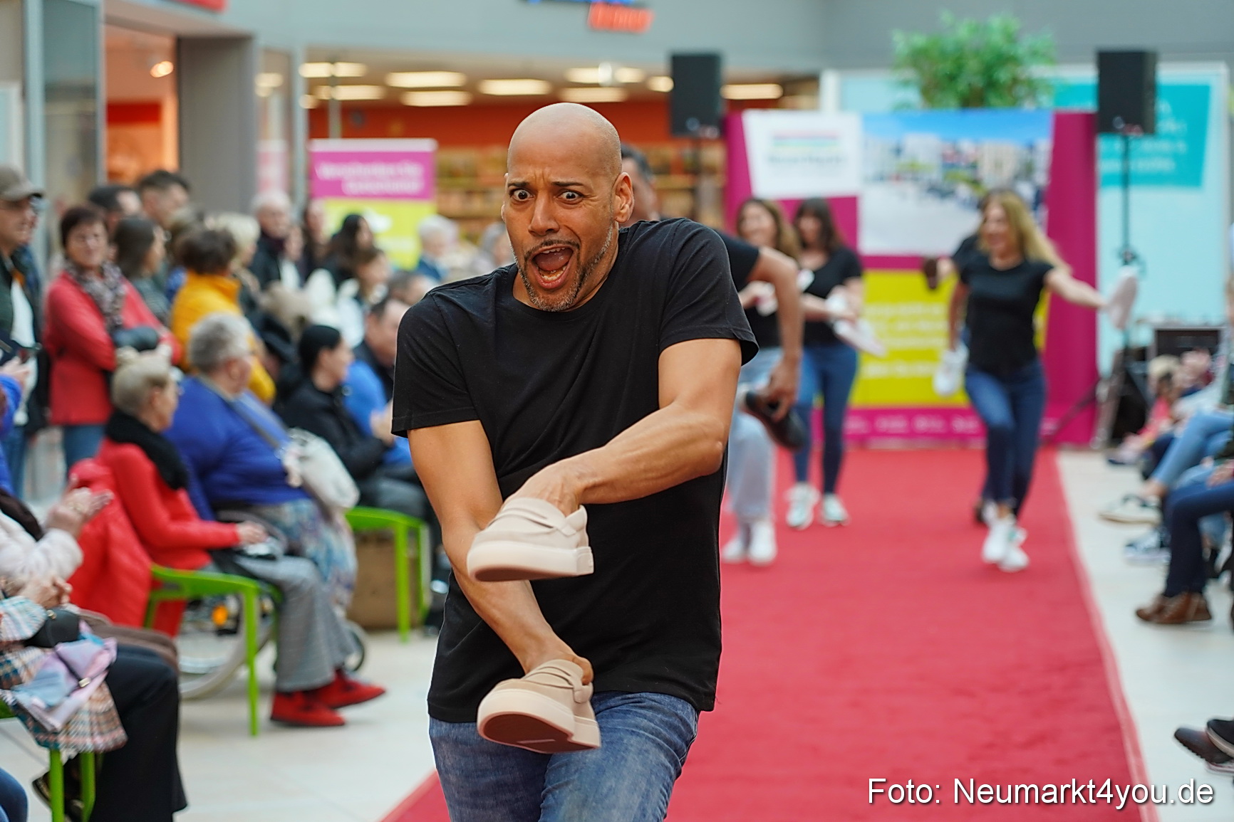 Fruehlingsmodenschau im NeuenMarkt 2024 0019