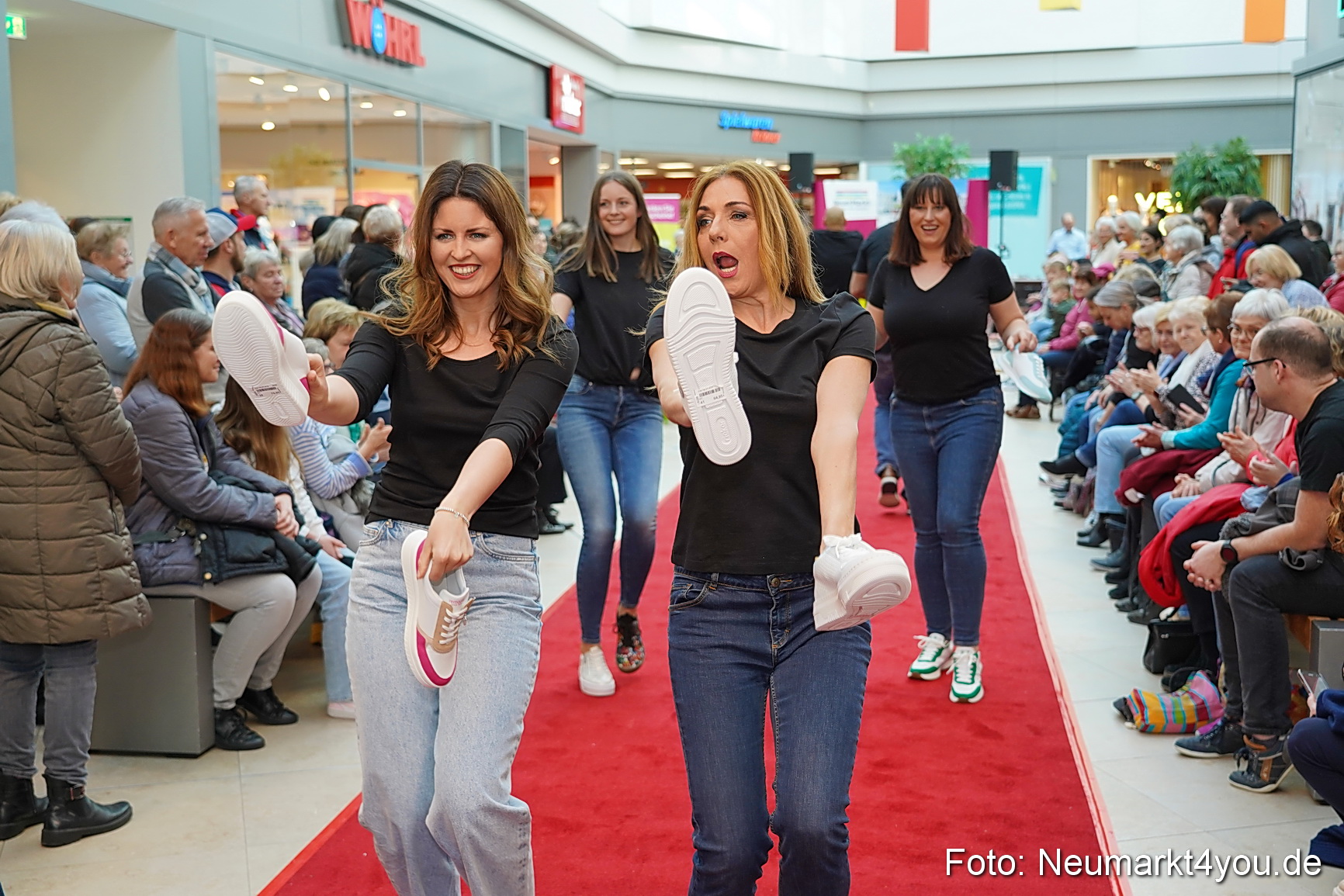Fruehlingsmodenschau im NeuenMarkt 2024 0020