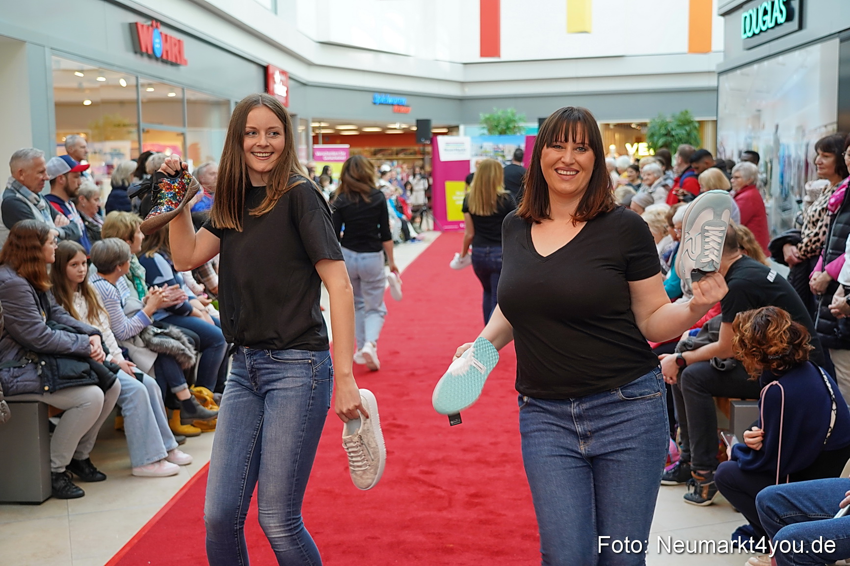 Fruehlingsmodenschau im NeuenMarkt 2024 0021