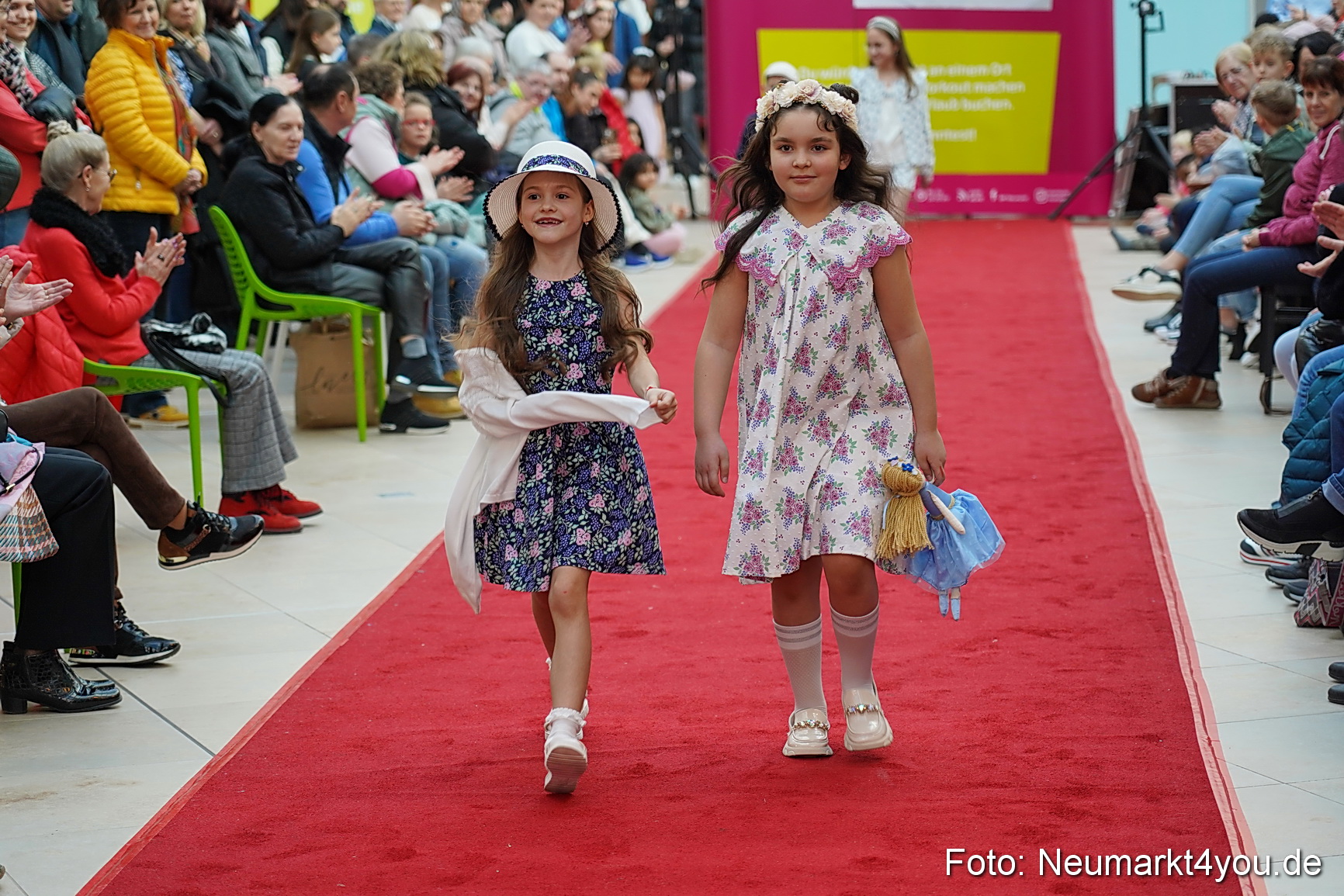 Fruehlingsmodenschau im NeuenMarkt 2024 0022