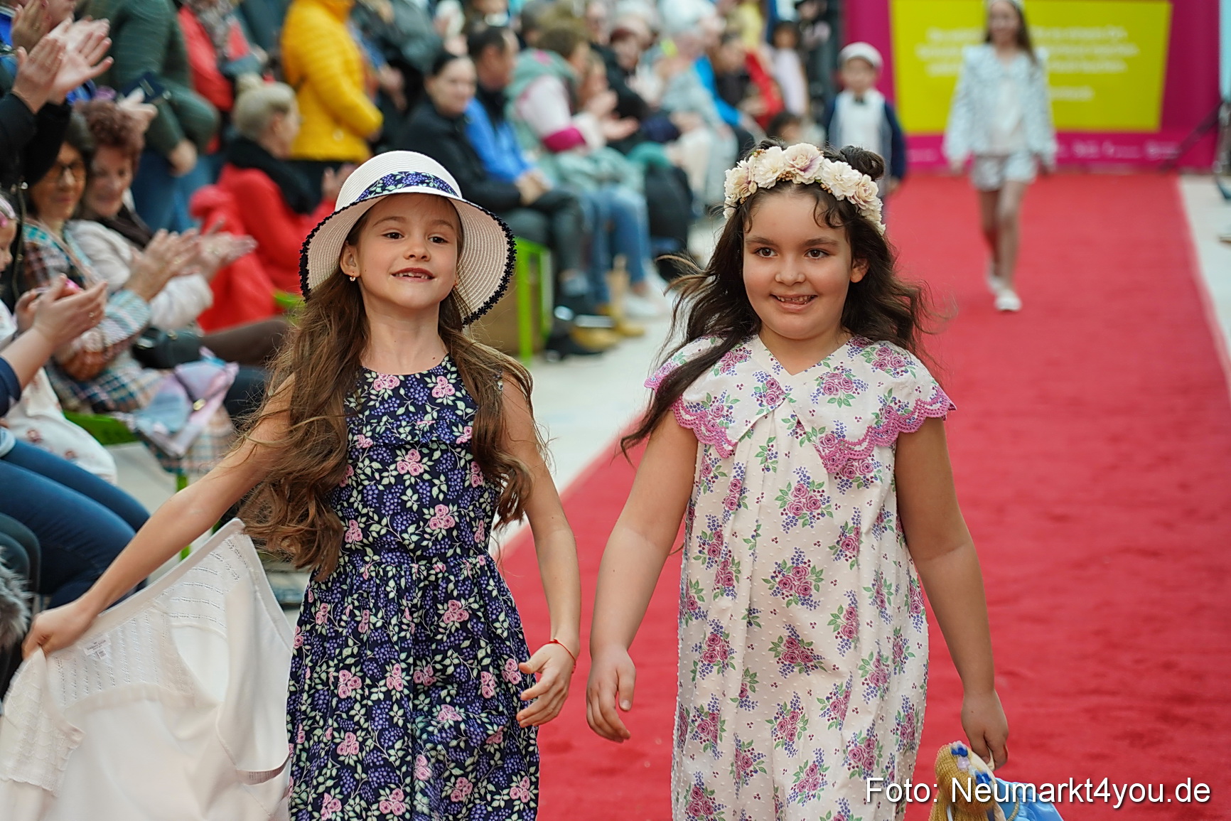 Fruehlingsmodenschau im NeuenMarkt 2024 0023