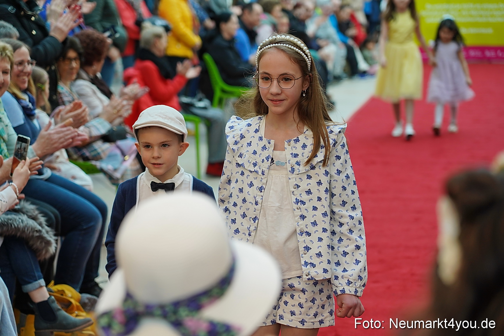 Fruehlingsmodenschau im NeuenMarkt 2024 0024