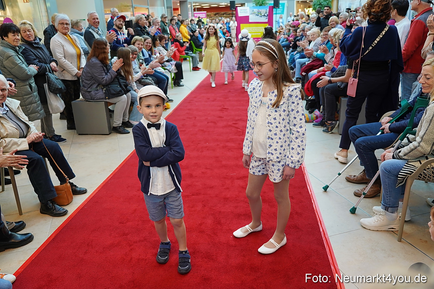Fruehlingsmodenschau im NeuenMarkt 2024 0025
