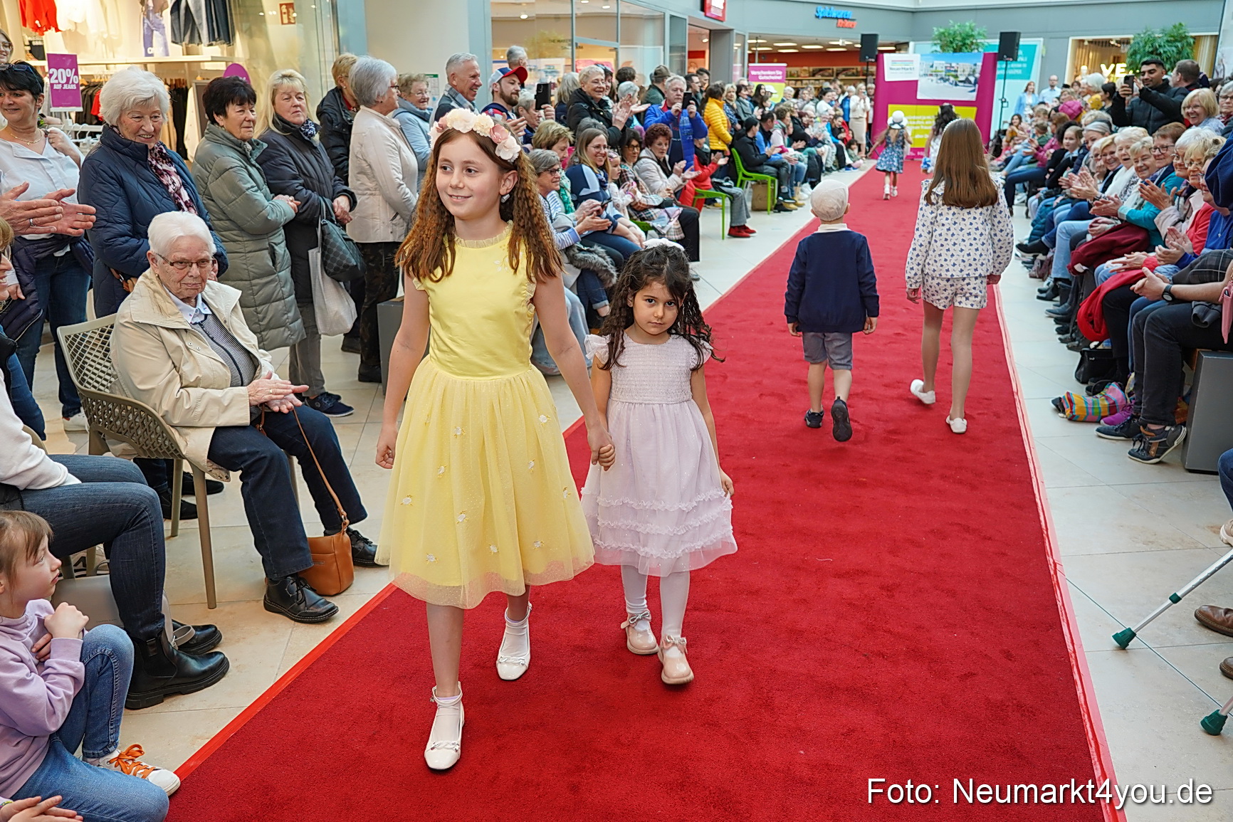 Fruehlingsmodenschau im NeuenMarkt 2024 0026