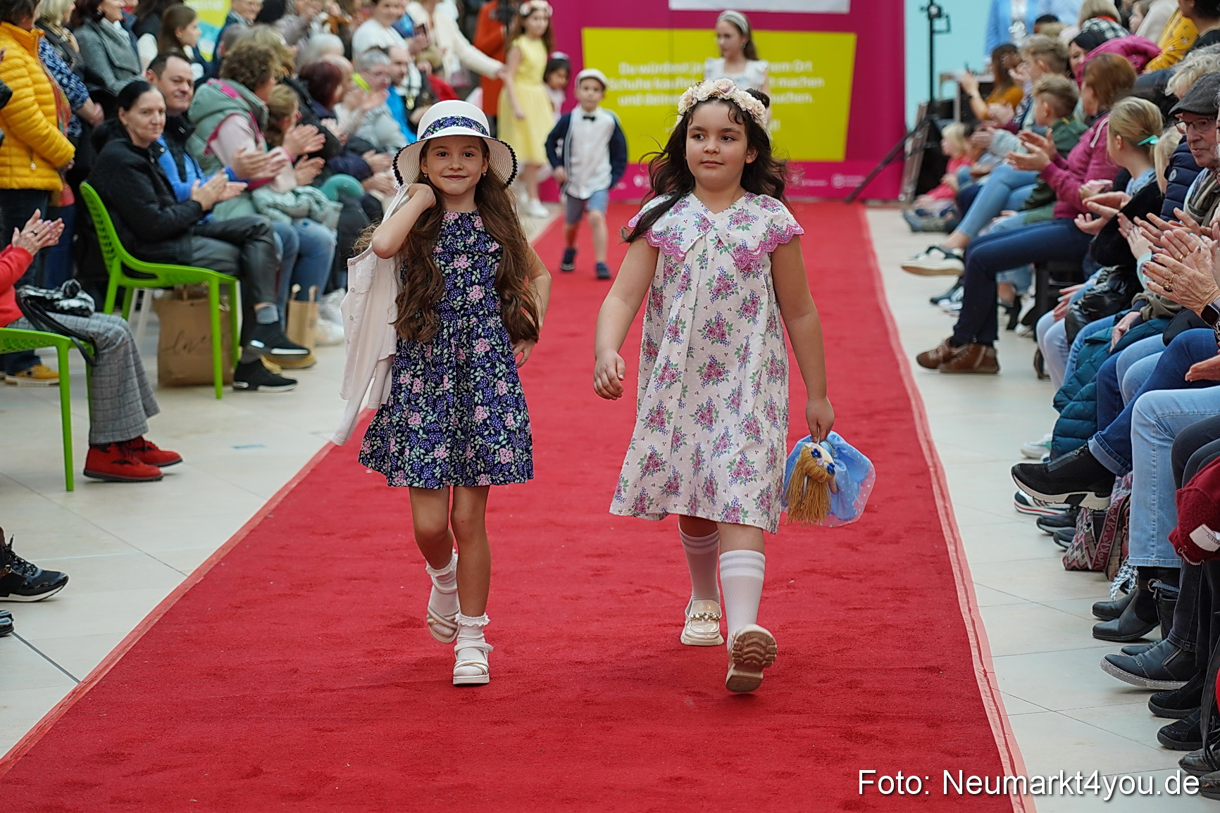 Fruehlingsmodenschau im NeuenMarkt 2024 0027