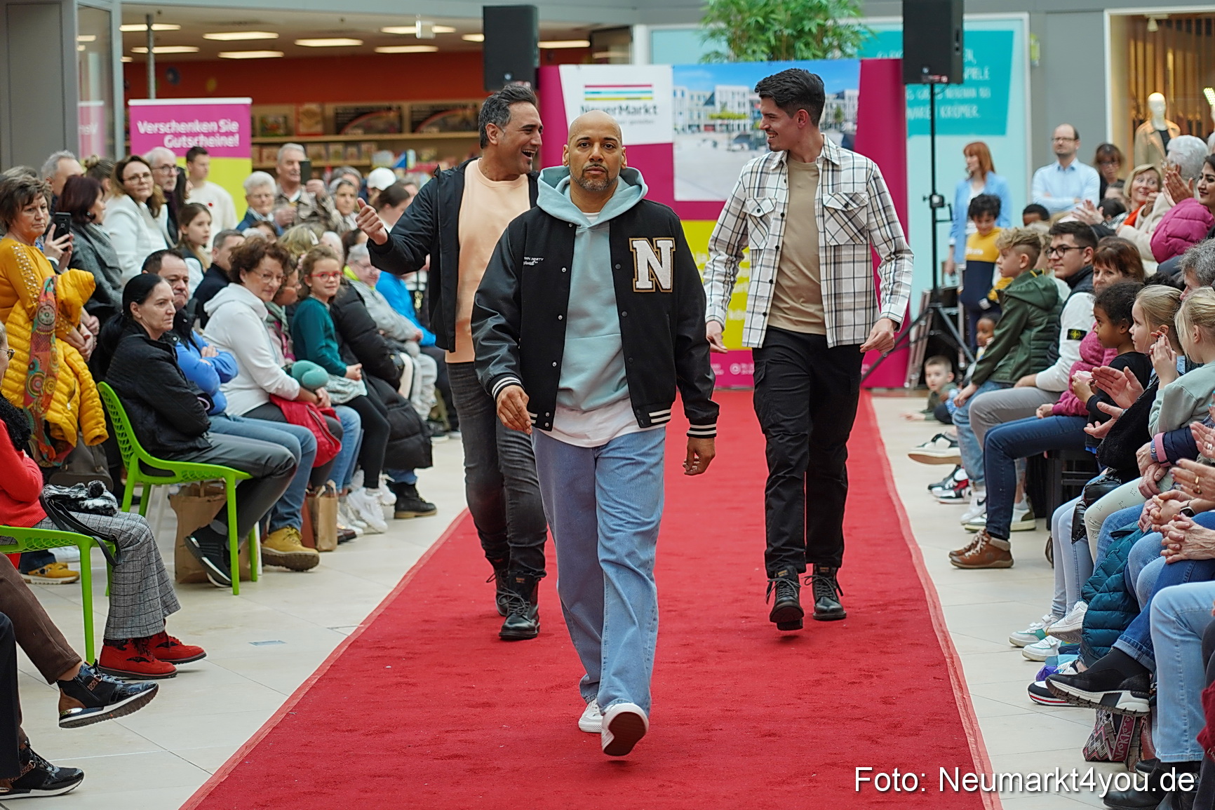 Fruehlingsmodenschau im NeuenMarkt 2024 0028