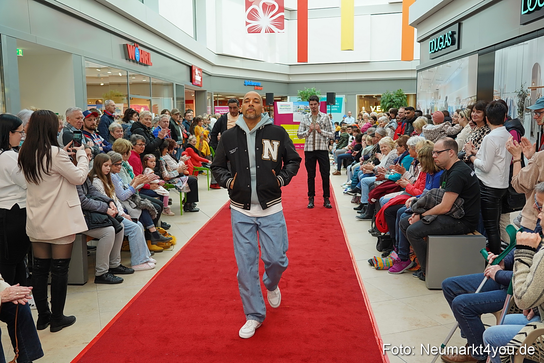 Fruehlingsmodenschau im NeuenMarkt 2024 0030