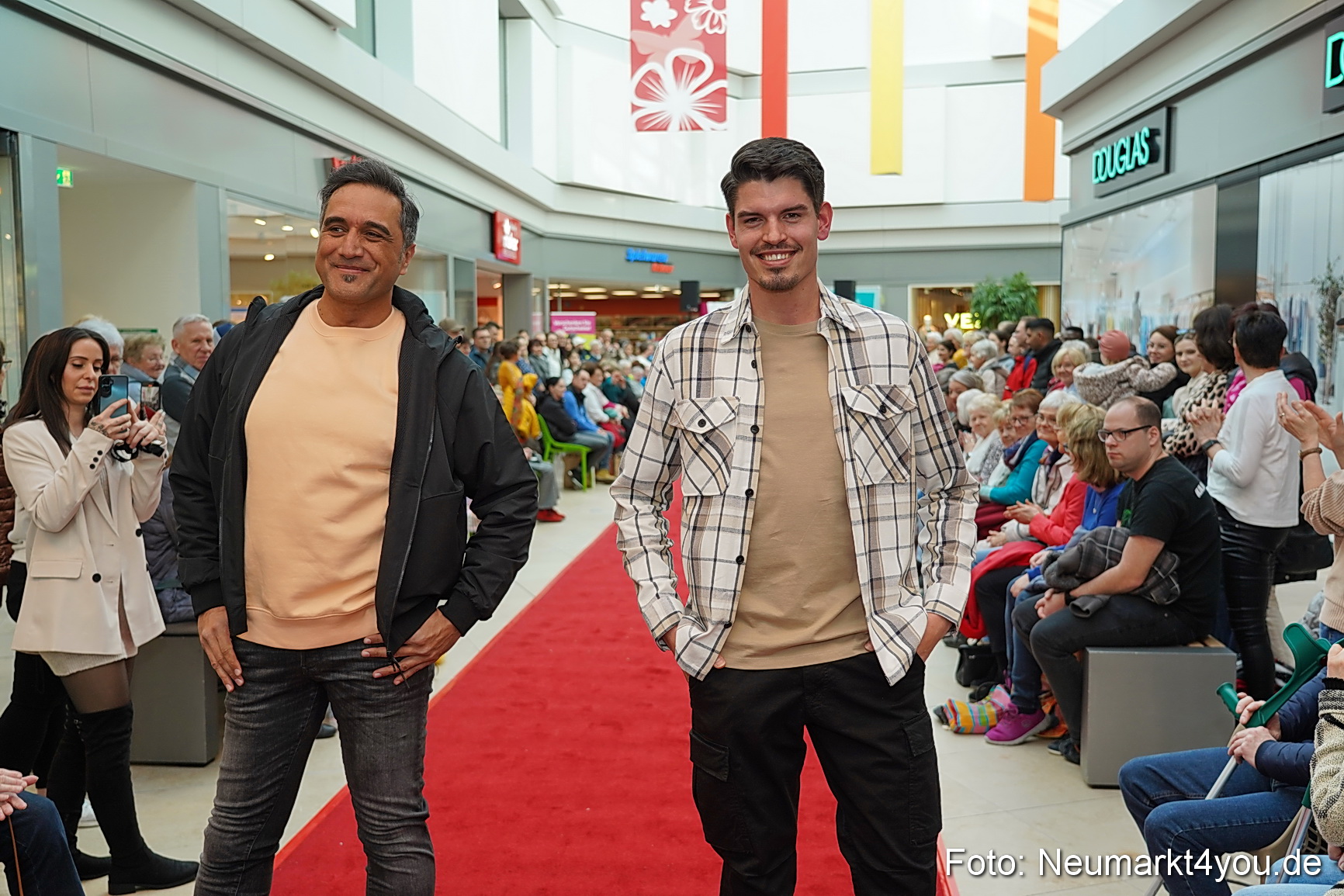 Fruehlingsmodenschau im NeuenMarkt 2024 0031