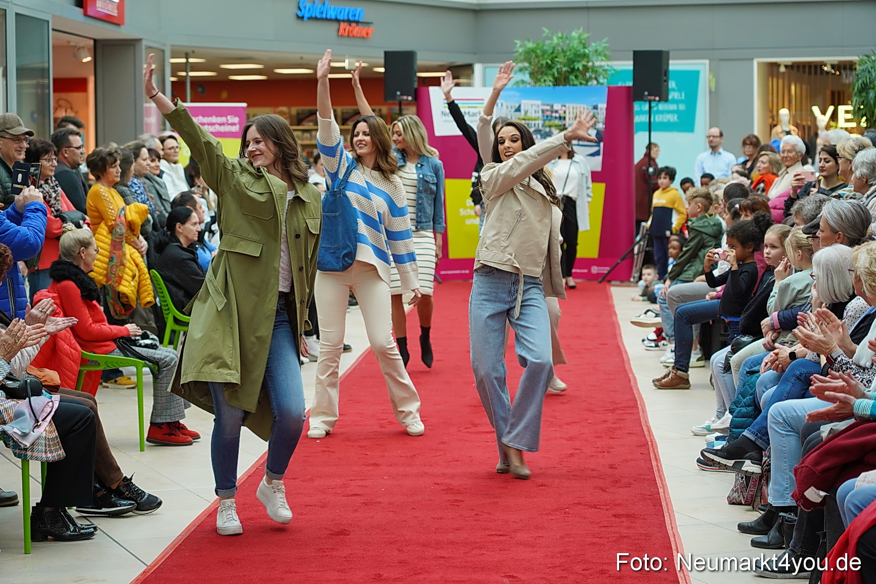 Fruehlingsmodenschau im NeuenMarkt 2024 0032