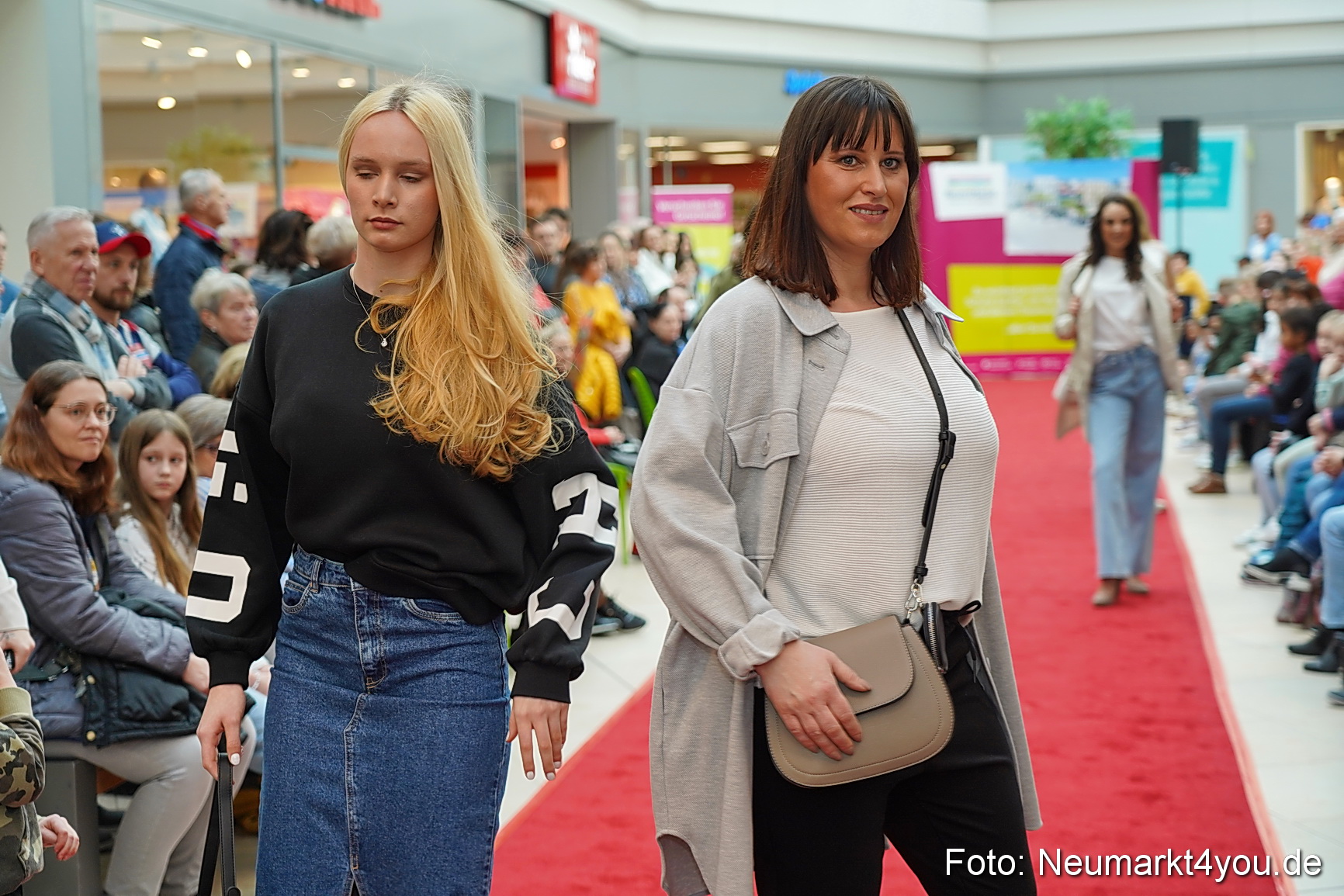 Fruehlingsmodenschau im NeuenMarkt 2024 0033