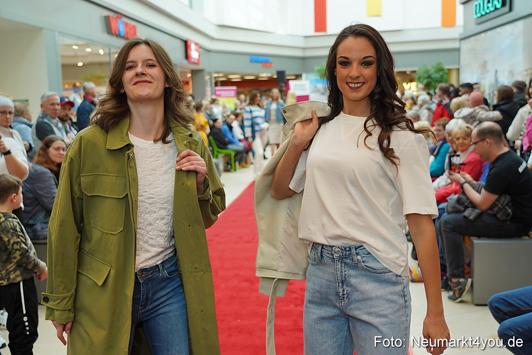 Fruehlingsmodenschau im NeuenMarkt 2024 0034