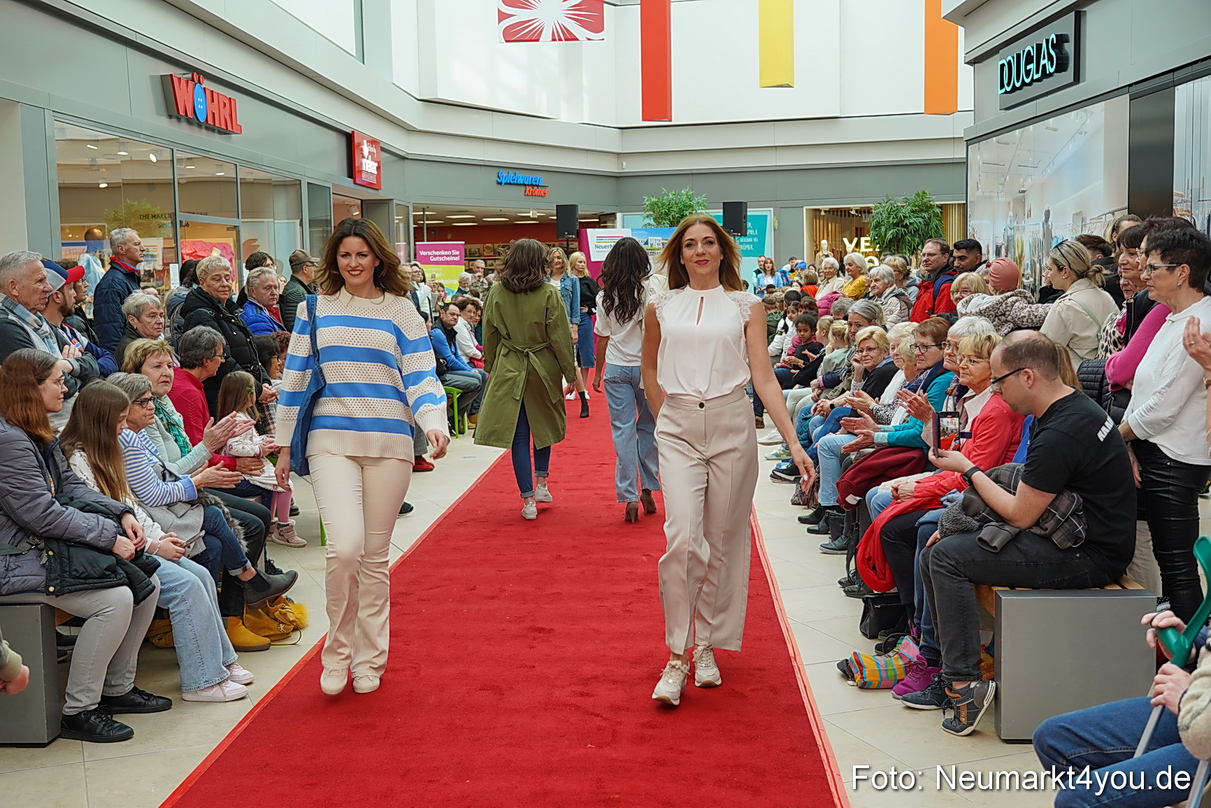 Fruehlingsmodenschau im NeuenMarkt 2024 0035