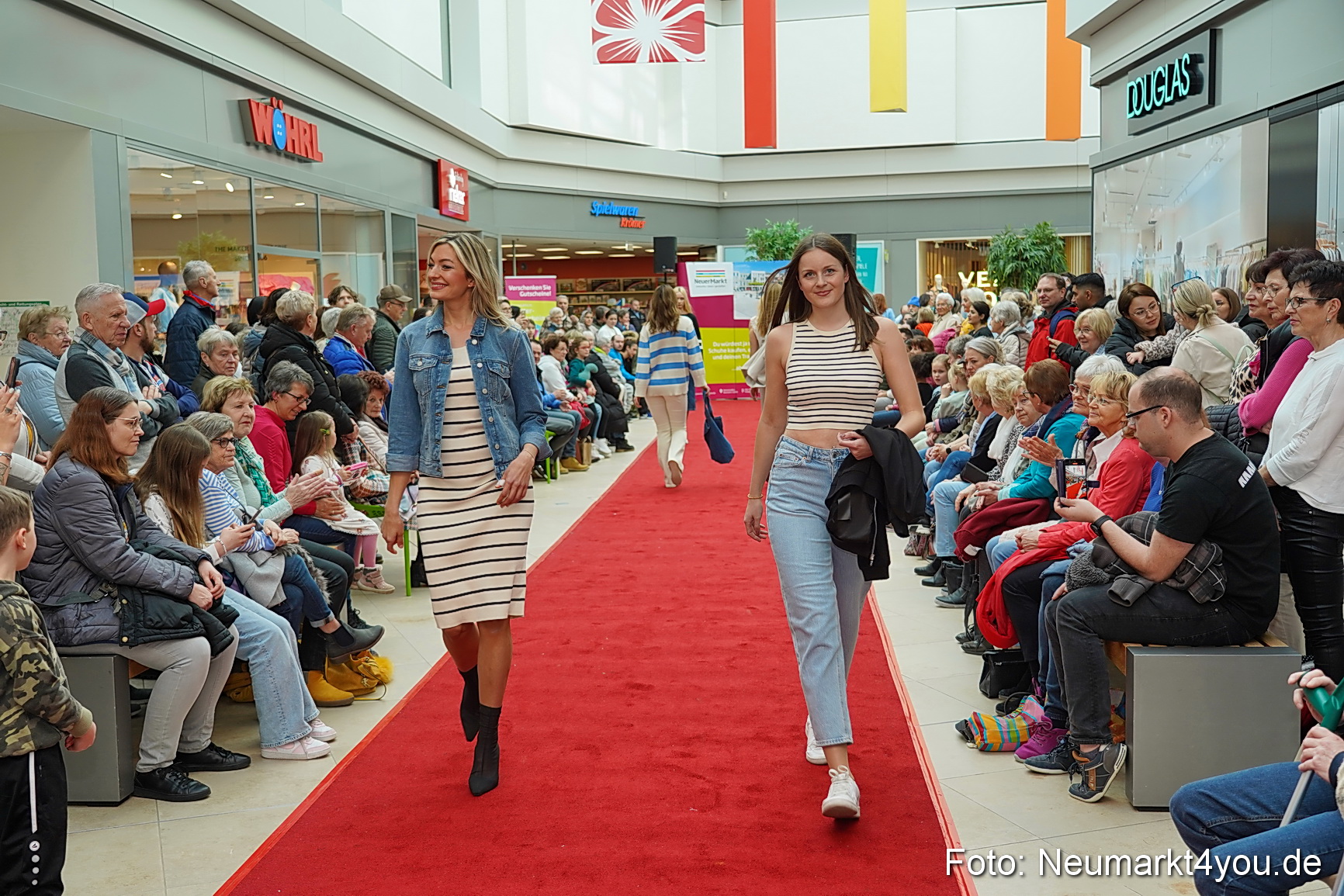 Fruehlingsmodenschau im NeuenMarkt 2024 0036