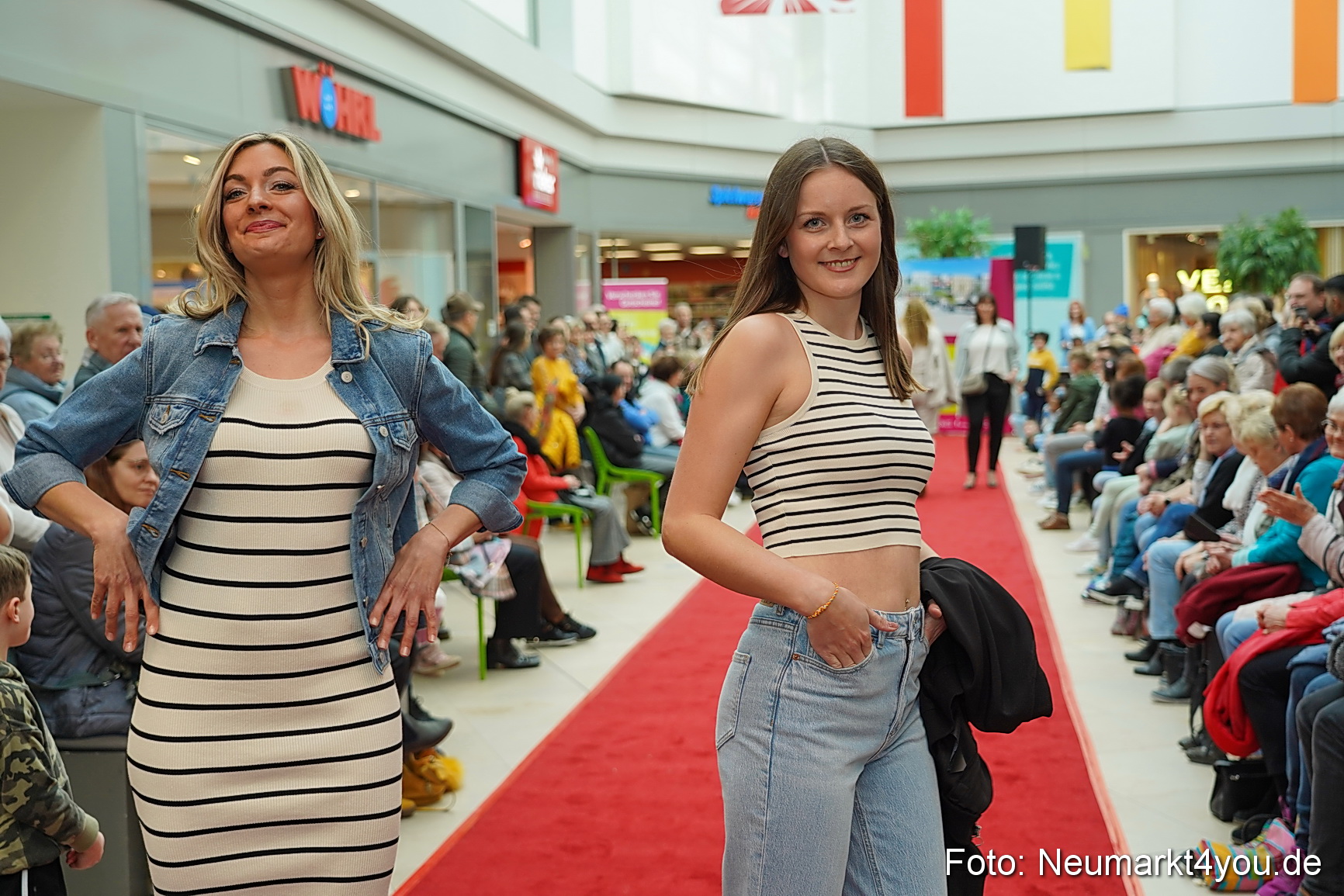 Fruehlingsmodenschau im NeuenMarkt 2024 0037