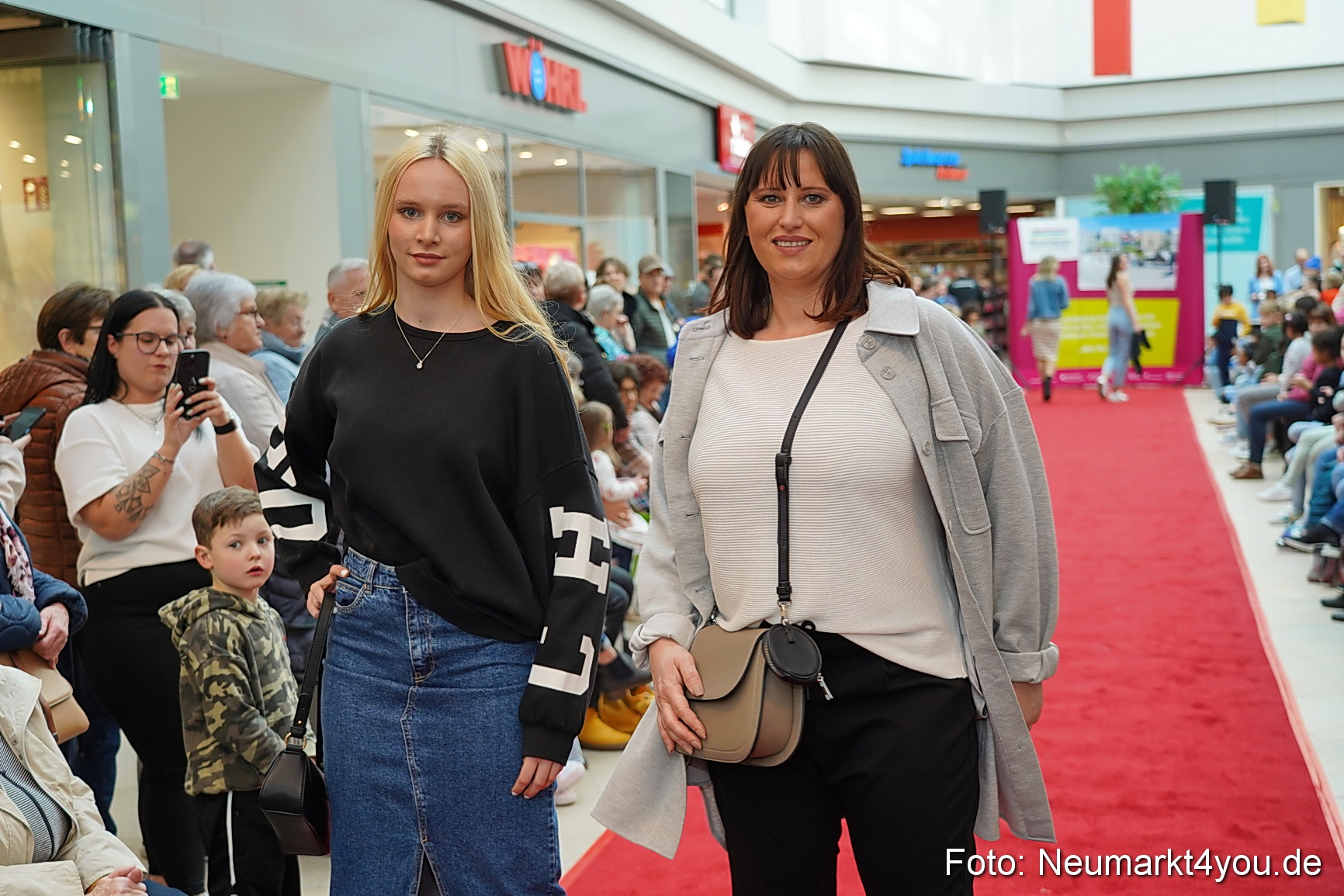 Fruehlingsmodenschau im NeuenMarkt 2024 0038