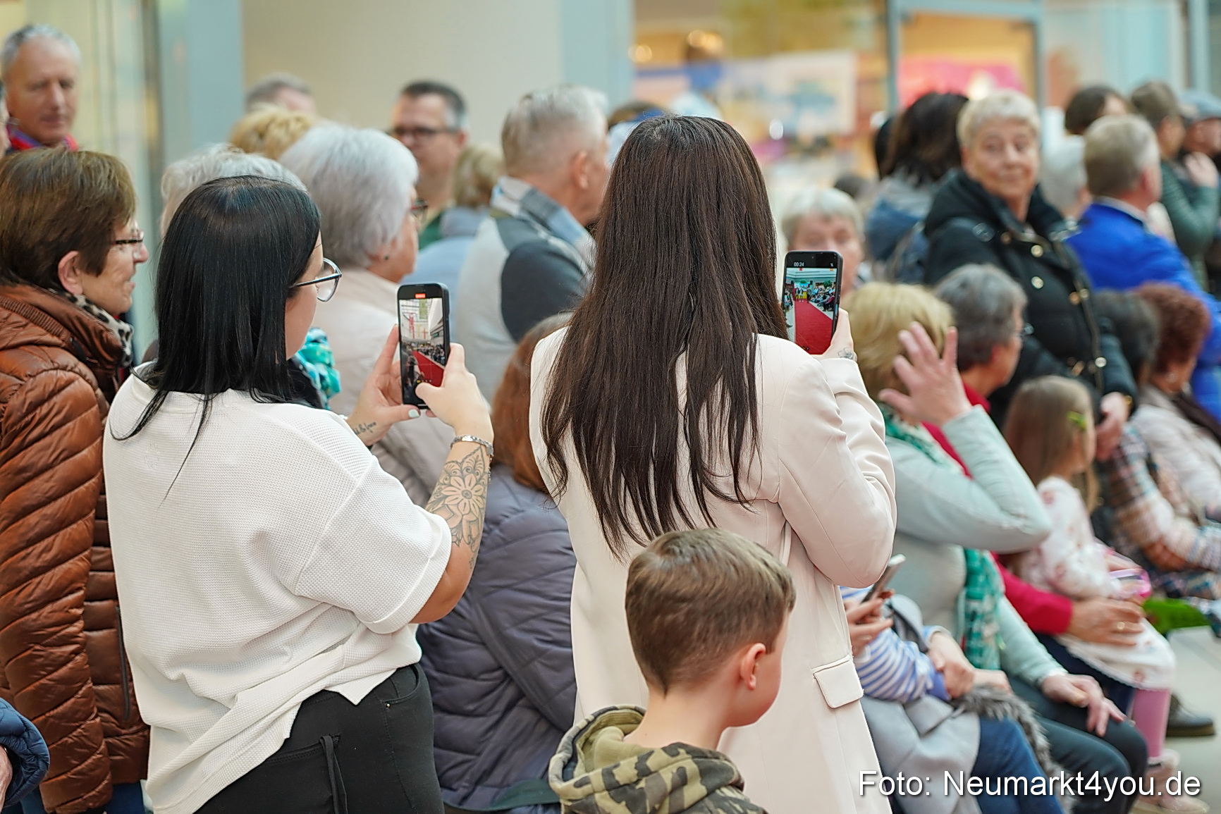 Fruehlingsmodenschau im NeuenMarkt 2024 0039
