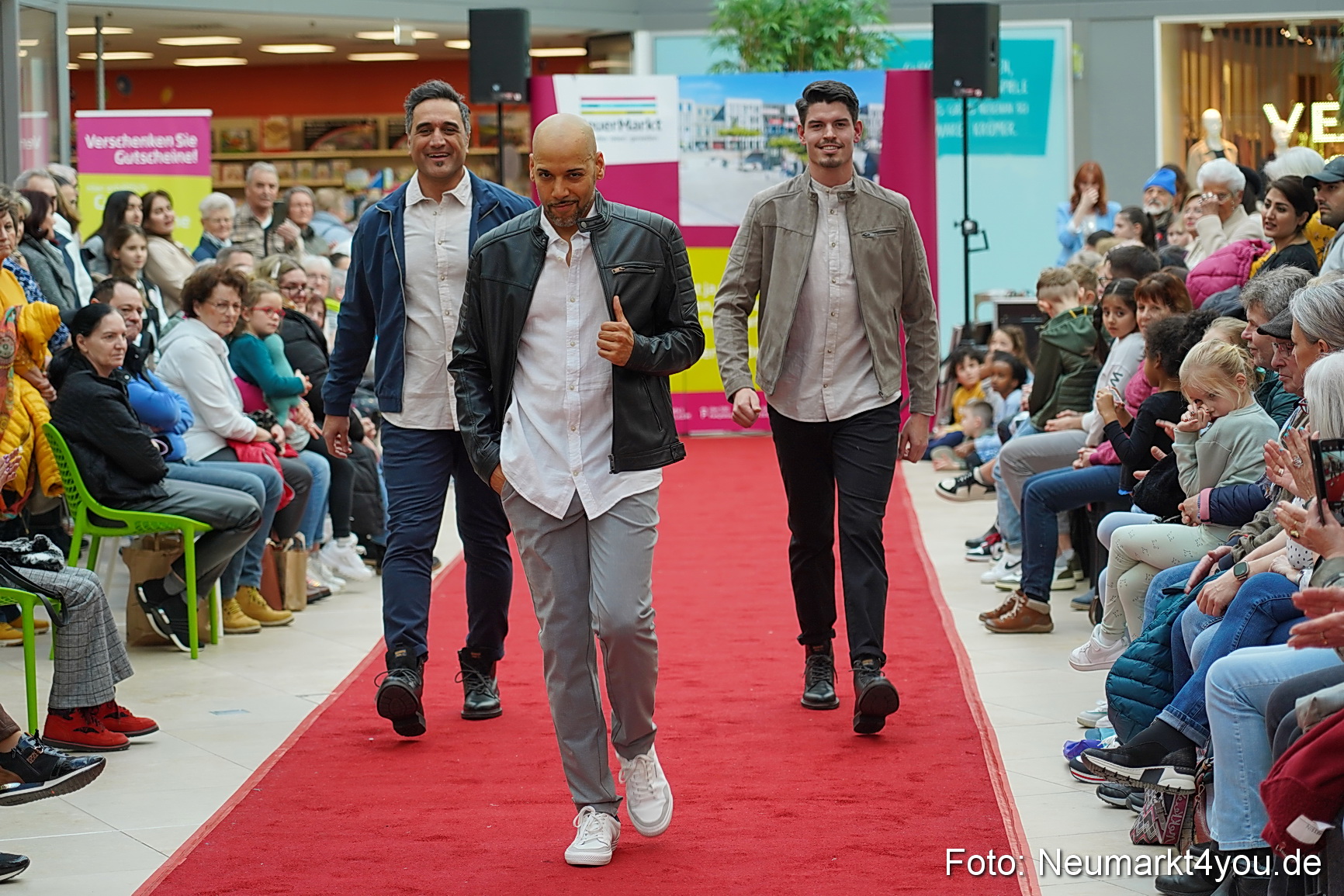 Fruehlingsmodenschau im NeuenMarkt 2024 0040