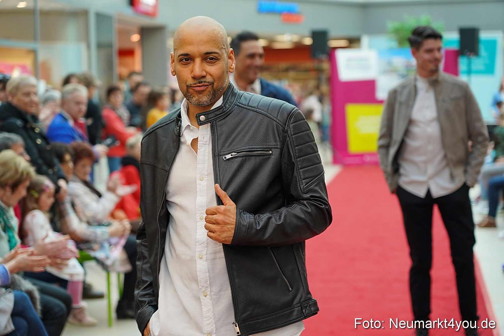 Fruehlingsmodenschau im NeuenMarkt 2024 0041