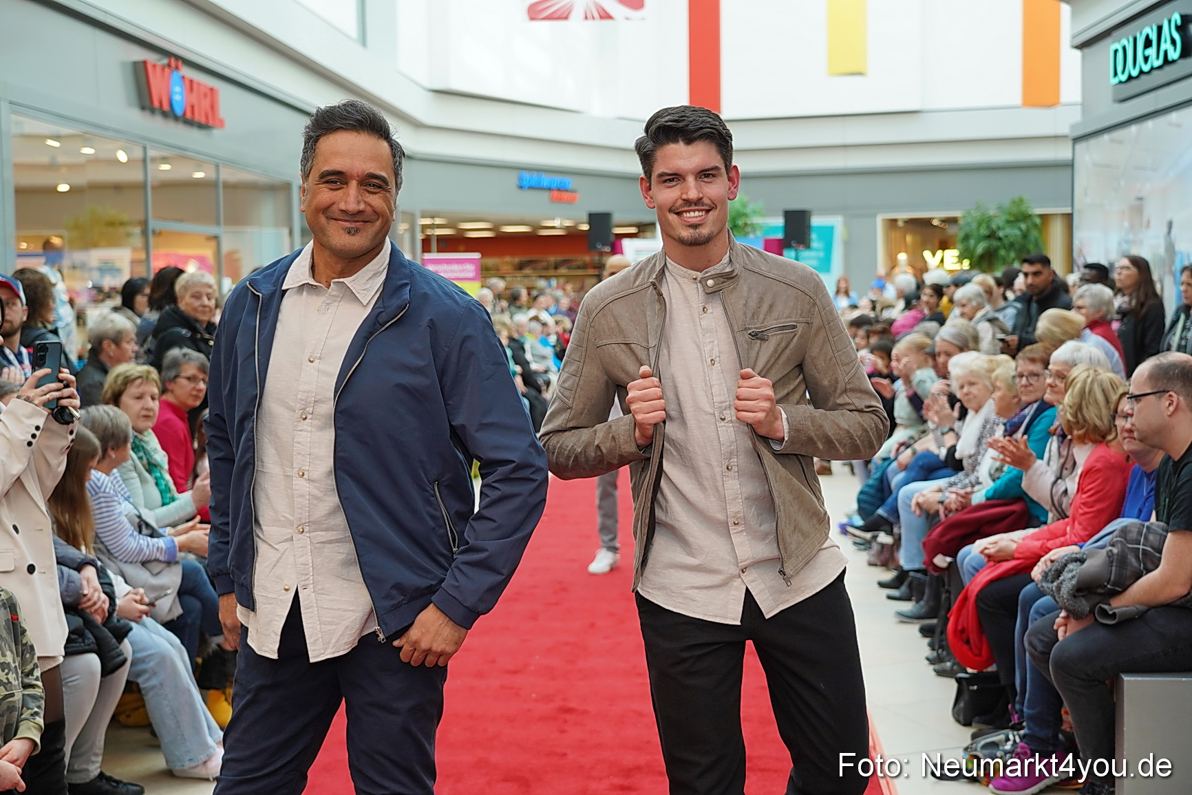 Fruehlingsmodenschau im NeuenMarkt 2024 0042