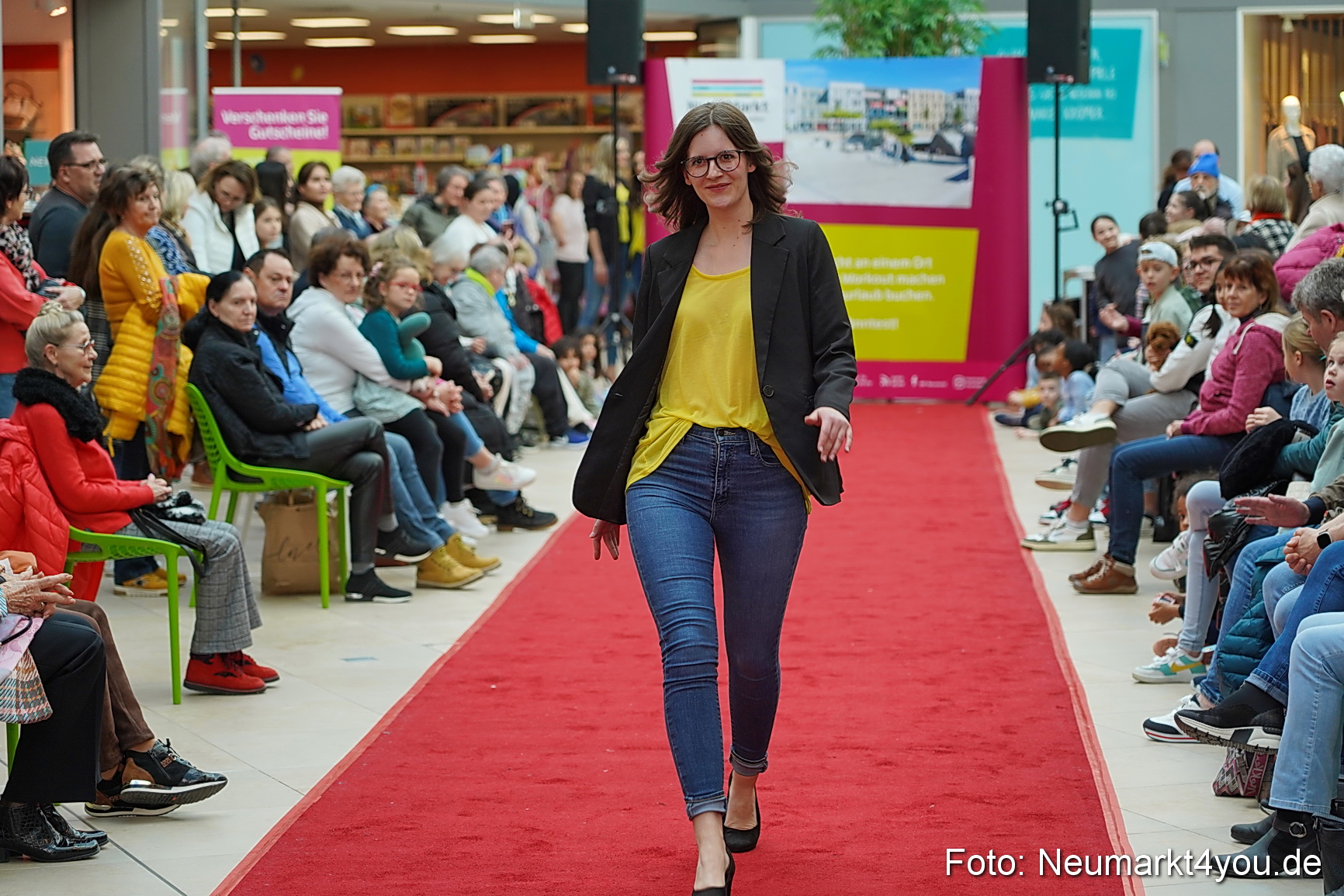 Fruehlingsmodenschau im NeuenMarkt 2024 0044