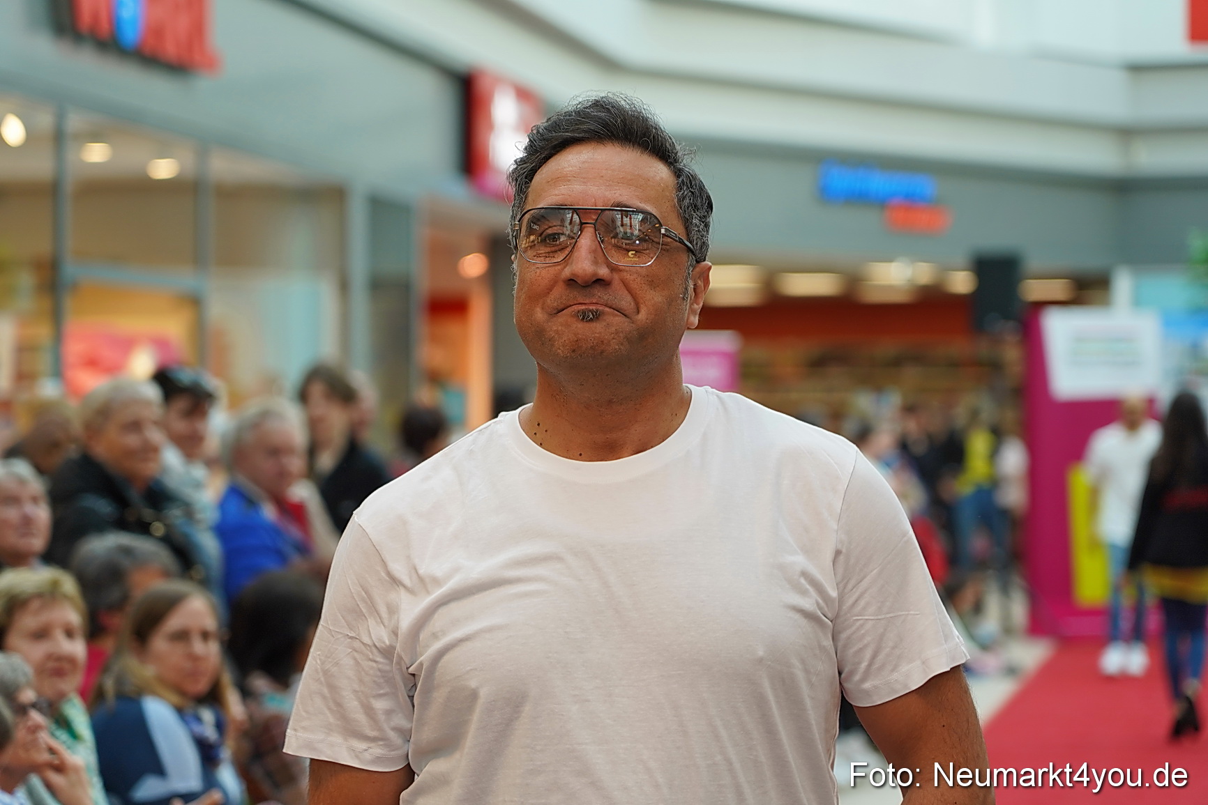 Fruehlingsmodenschau im NeuenMarkt 2024 0046