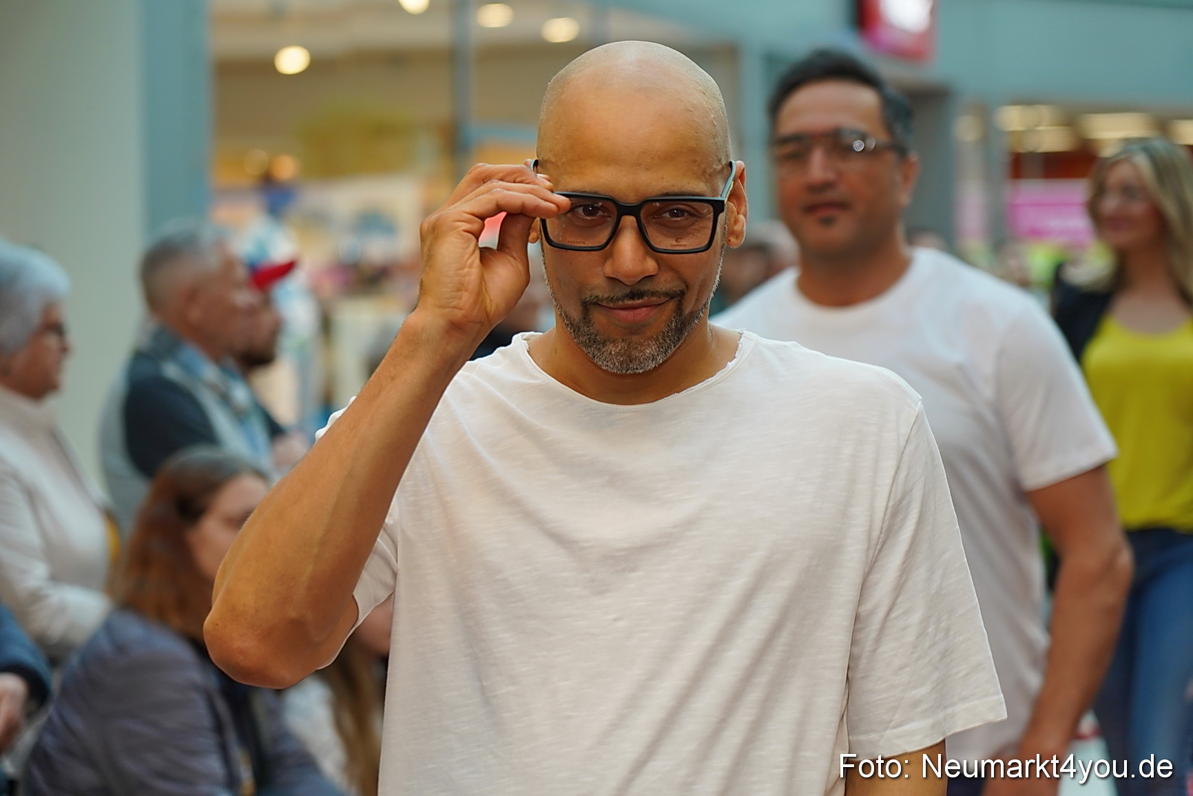 Fruehlingsmodenschau im NeuenMarkt 2024 0048