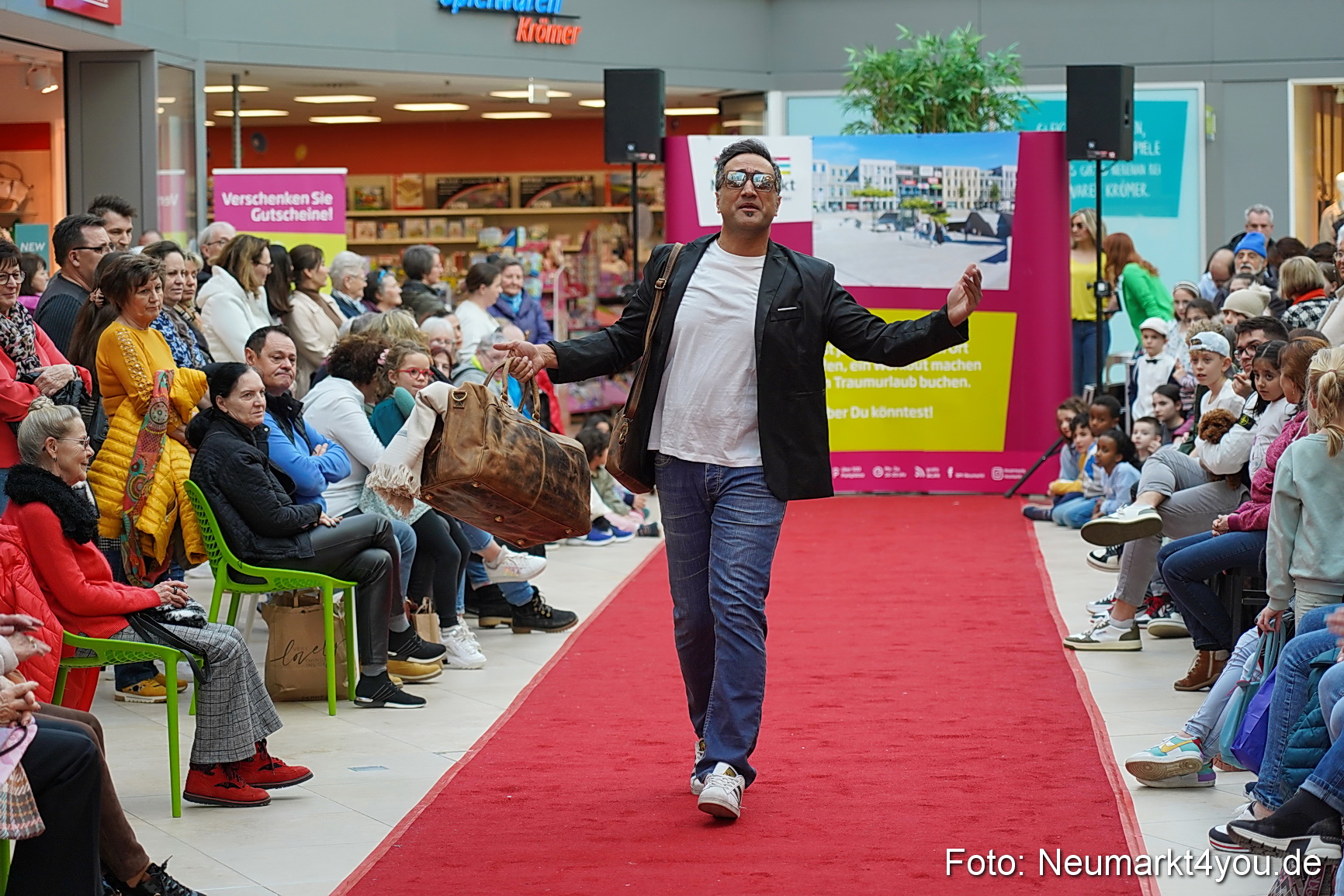 Fruehlingsmodenschau im NeuenMarkt 2024 0050