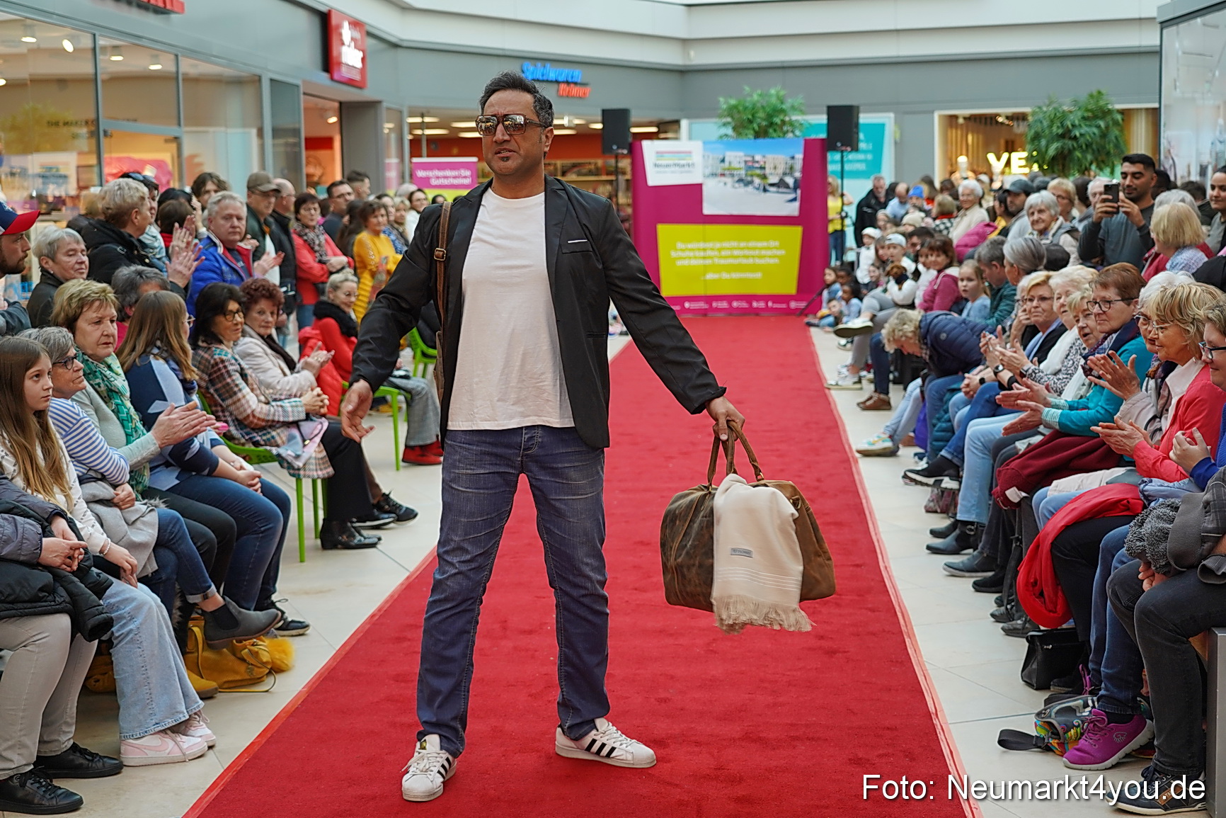 Fruehlingsmodenschau im NeuenMarkt 2024 0051