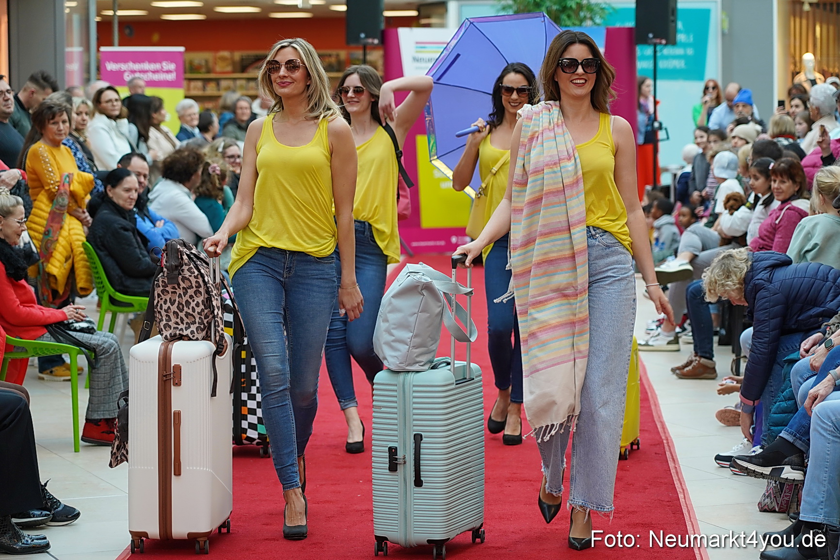 Fruehlingsmodenschau im NeuenMarkt 2024 0052