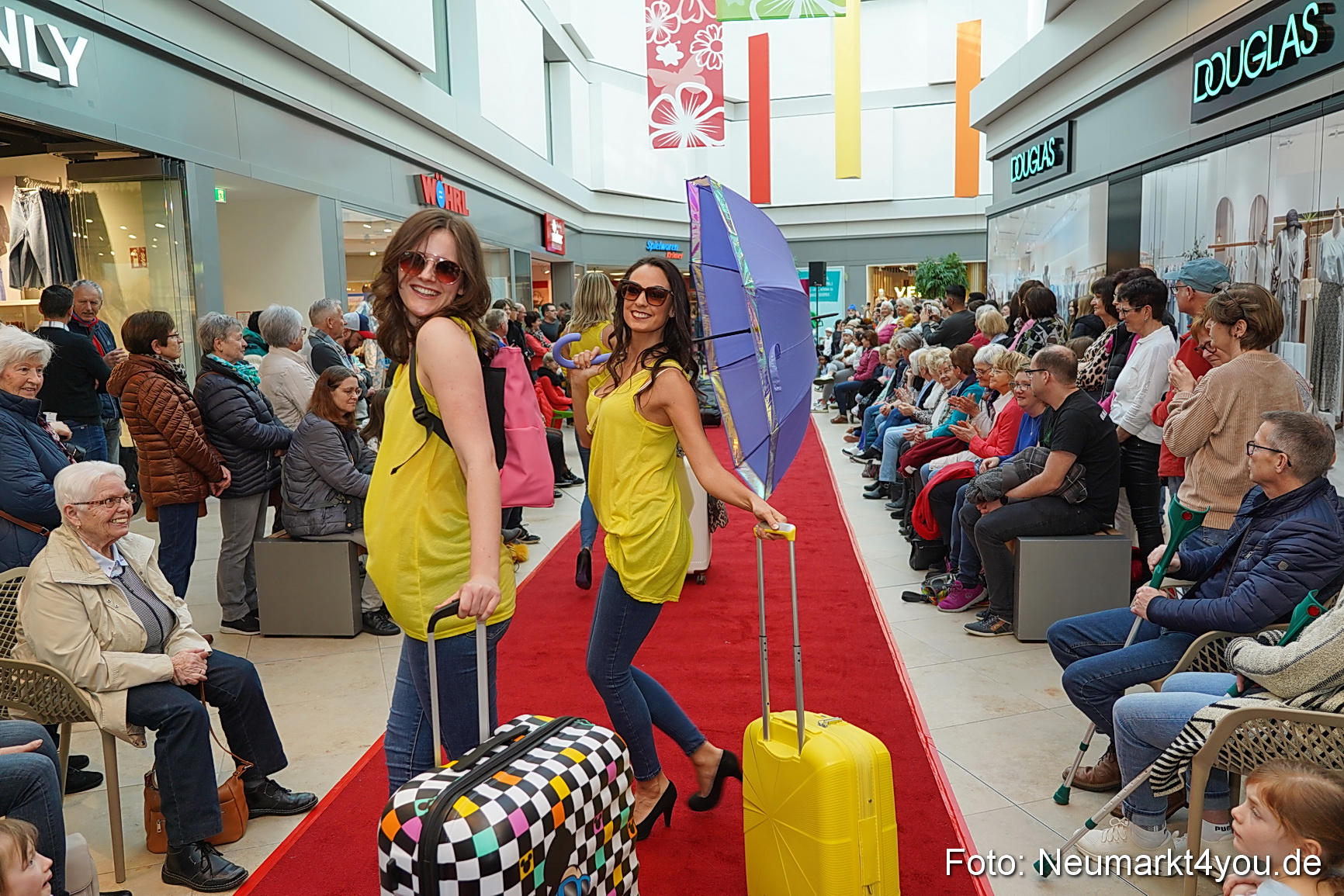 Fruehlingsmodenschau im NeuenMarkt 2024 0057