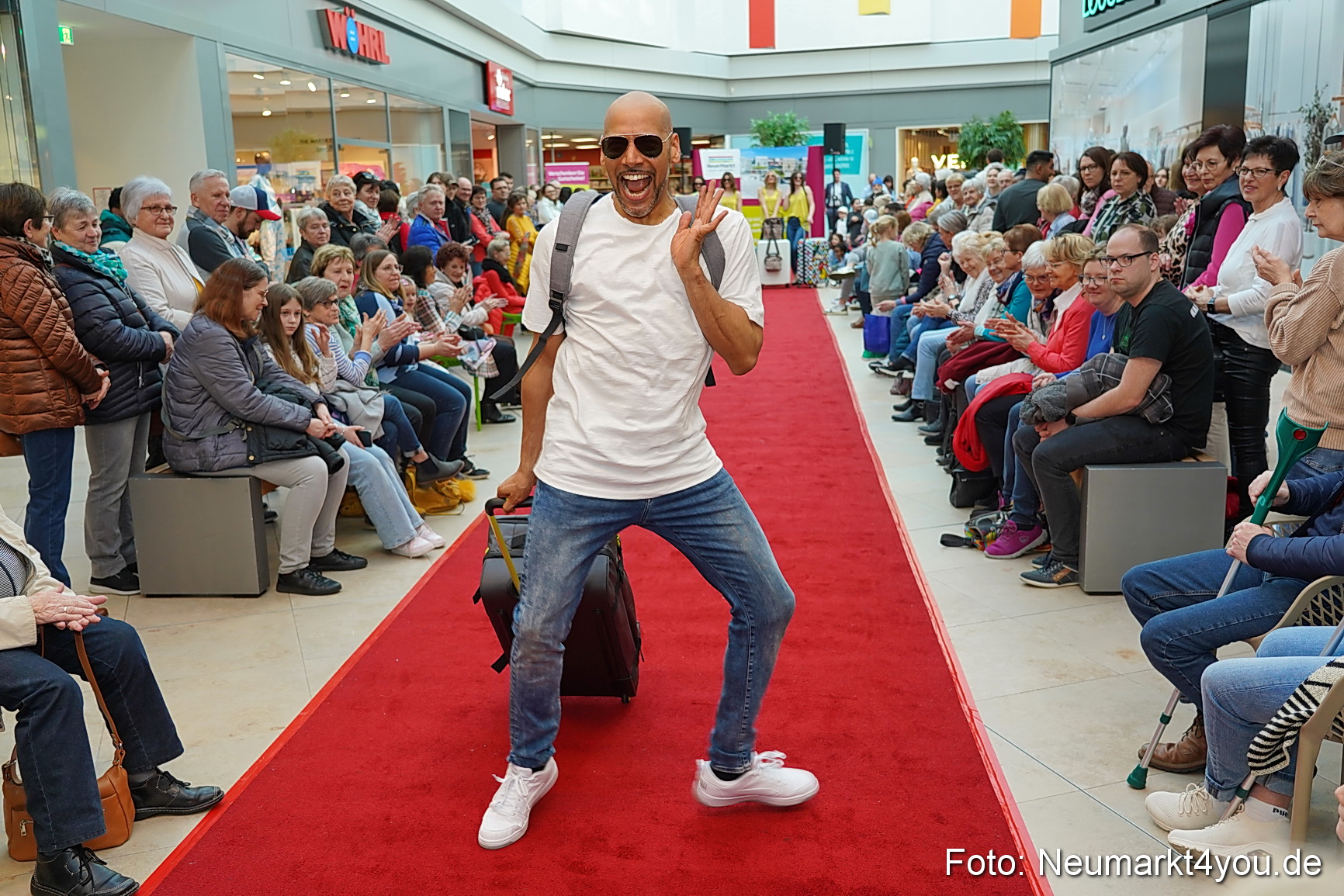 Fruehlingsmodenschau im NeuenMarkt 2024 0058