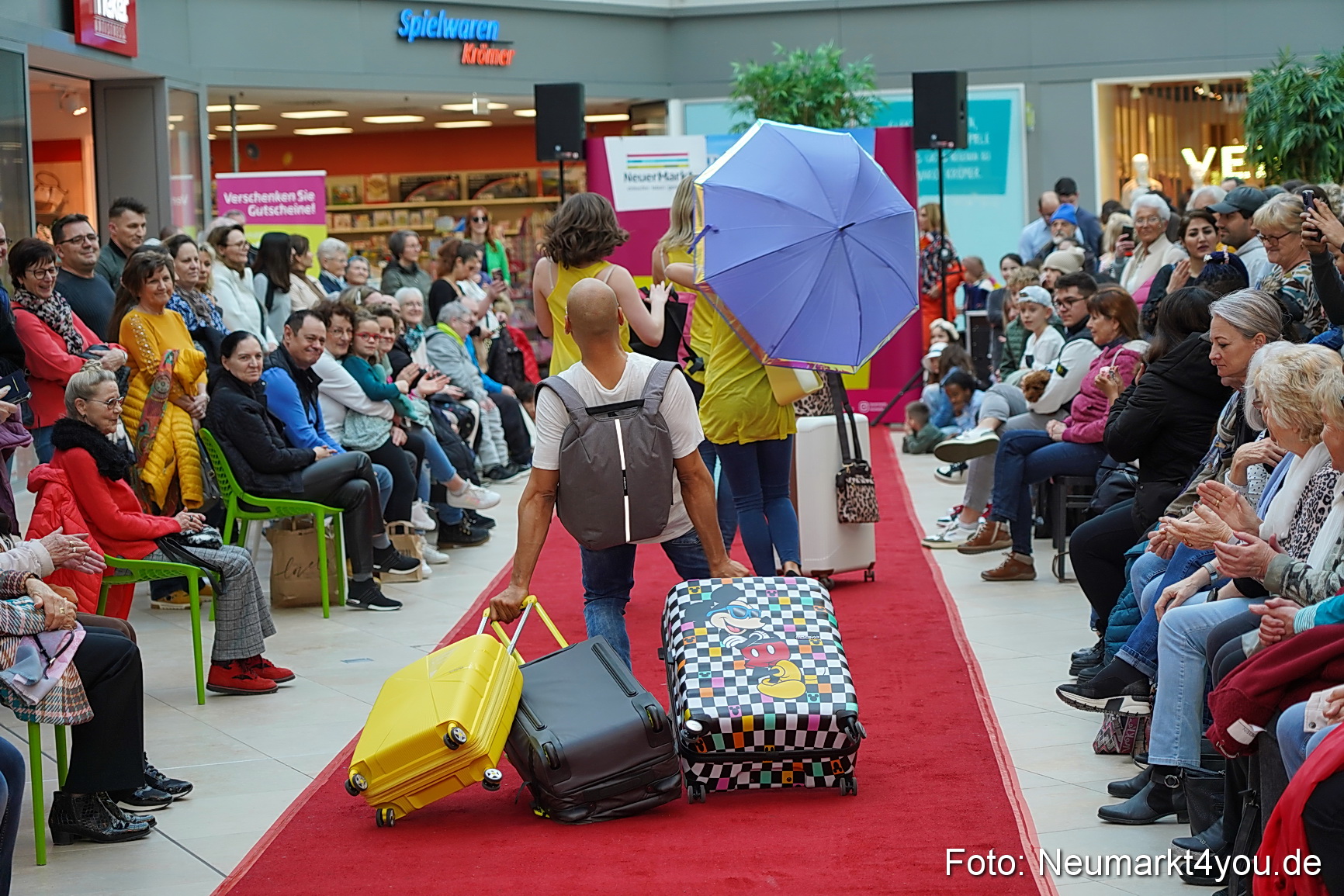 Fruehlingsmodenschau im NeuenMarkt 2024 0061