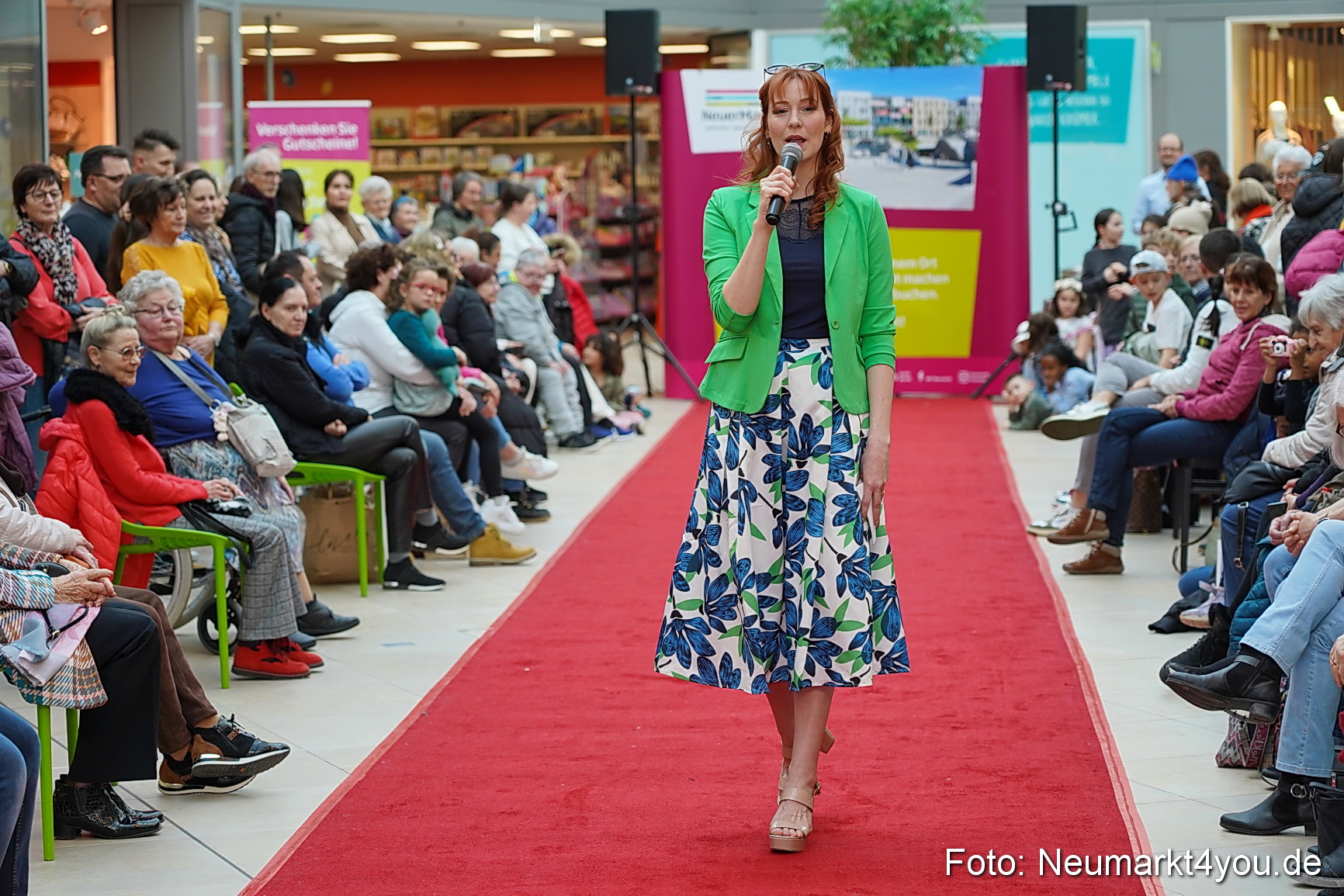 Fruehlingsmodenschau im NeuenMarkt 2024 0062