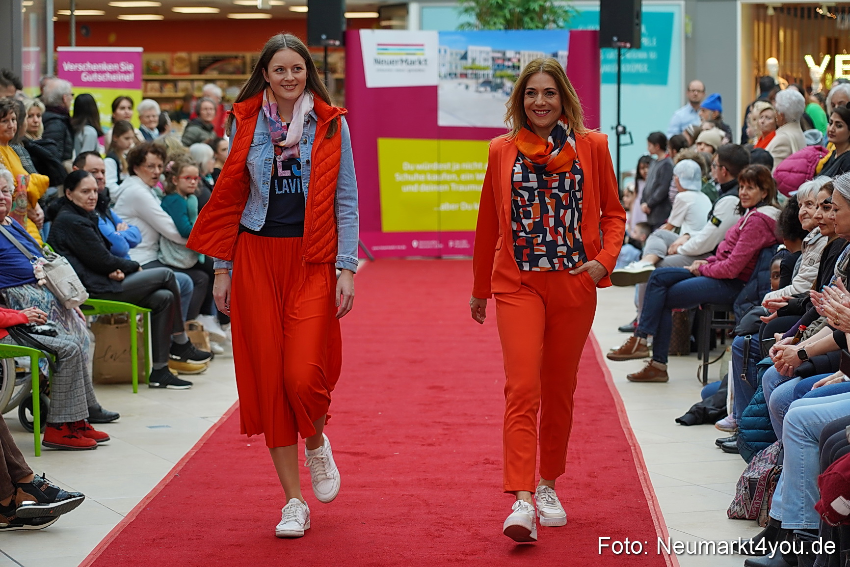 Fruehlingsmodenschau im NeuenMarkt 2024 0063