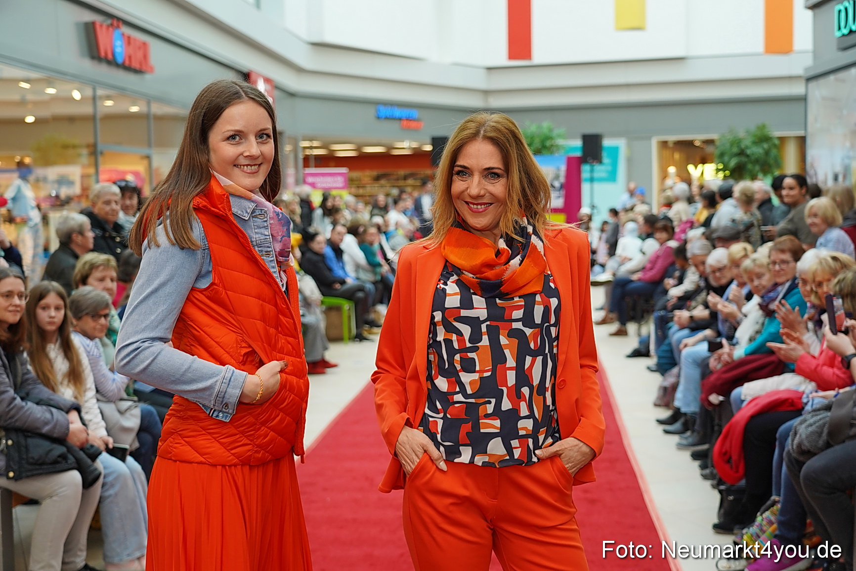 Fruehlingsmodenschau im NeuenMarkt 2024 0064