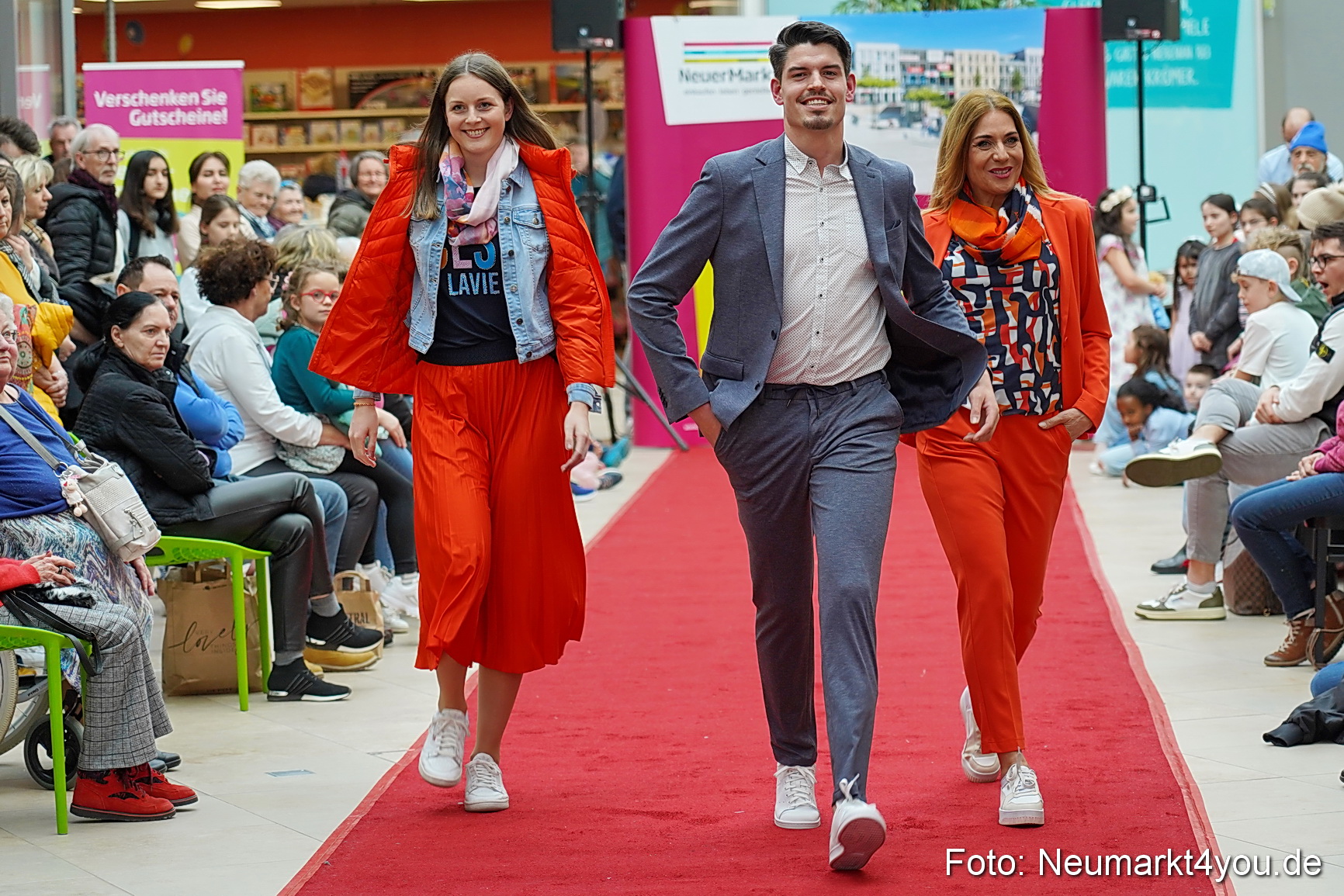 Fruehlingsmodenschau im NeuenMarkt 2024 0065