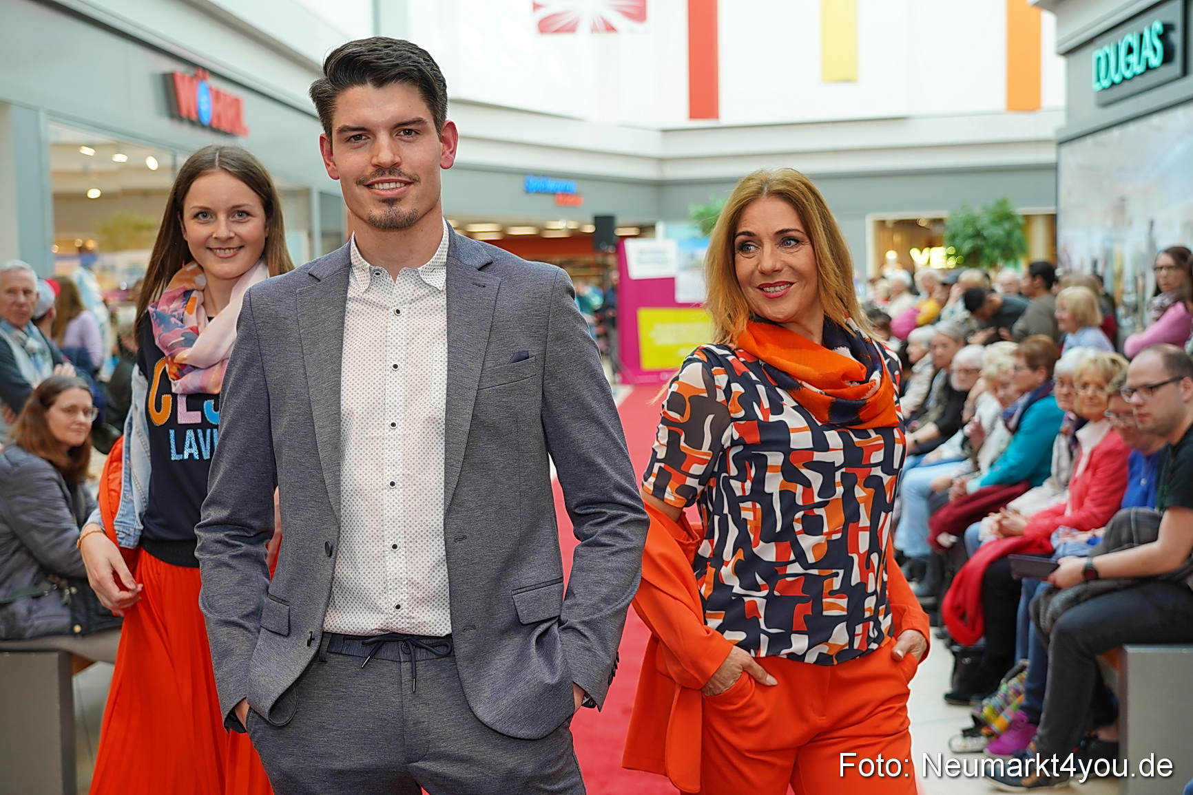 Fruehlingsmodenschau im NeuenMarkt 2024 0066