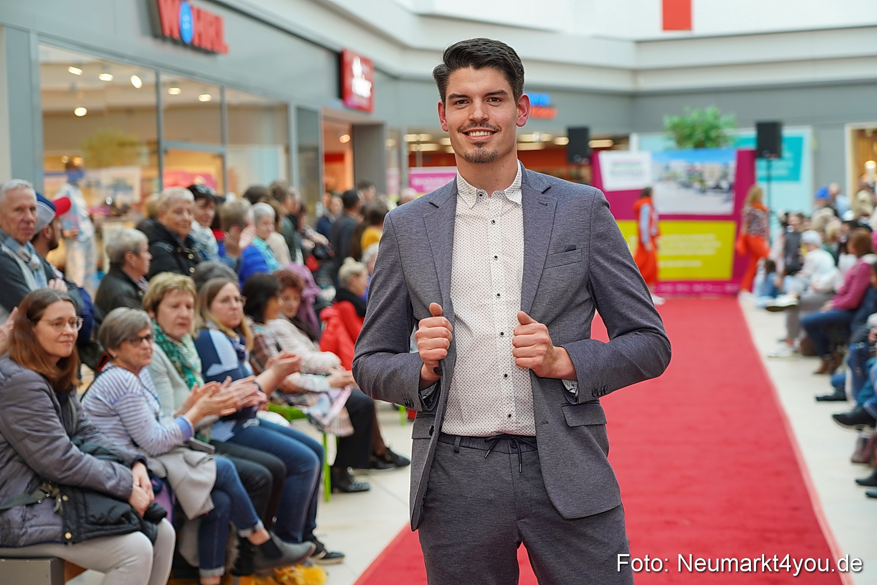 Fruehlingsmodenschau im NeuenMarkt 2024 0067