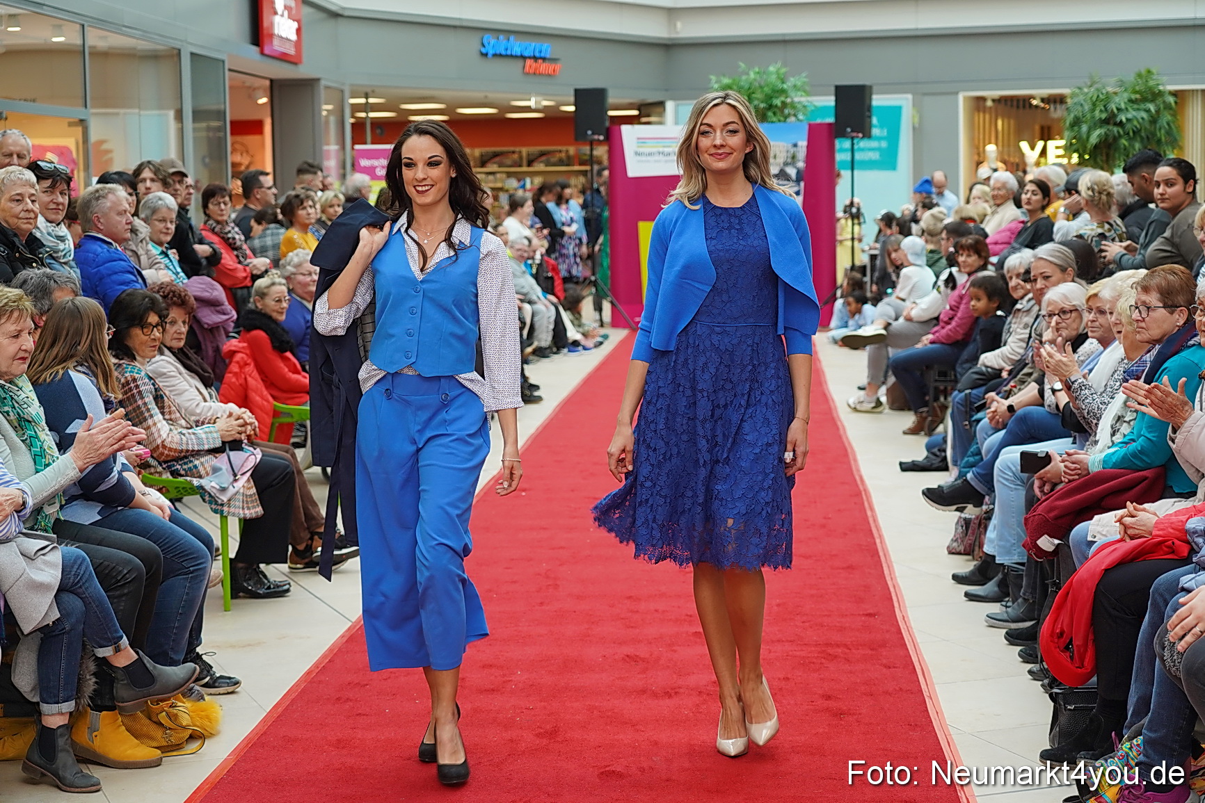 Fruehlingsmodenschau im NeuenMarkt 2024 0070