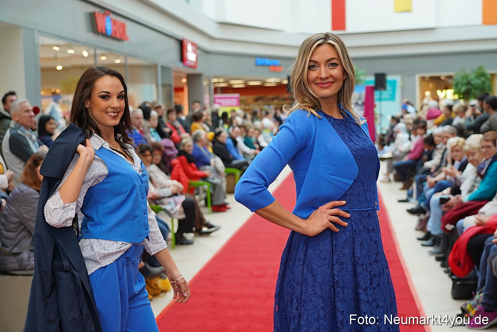 Fruehlingsmodenschau im NeuenMarkt 2024 0071