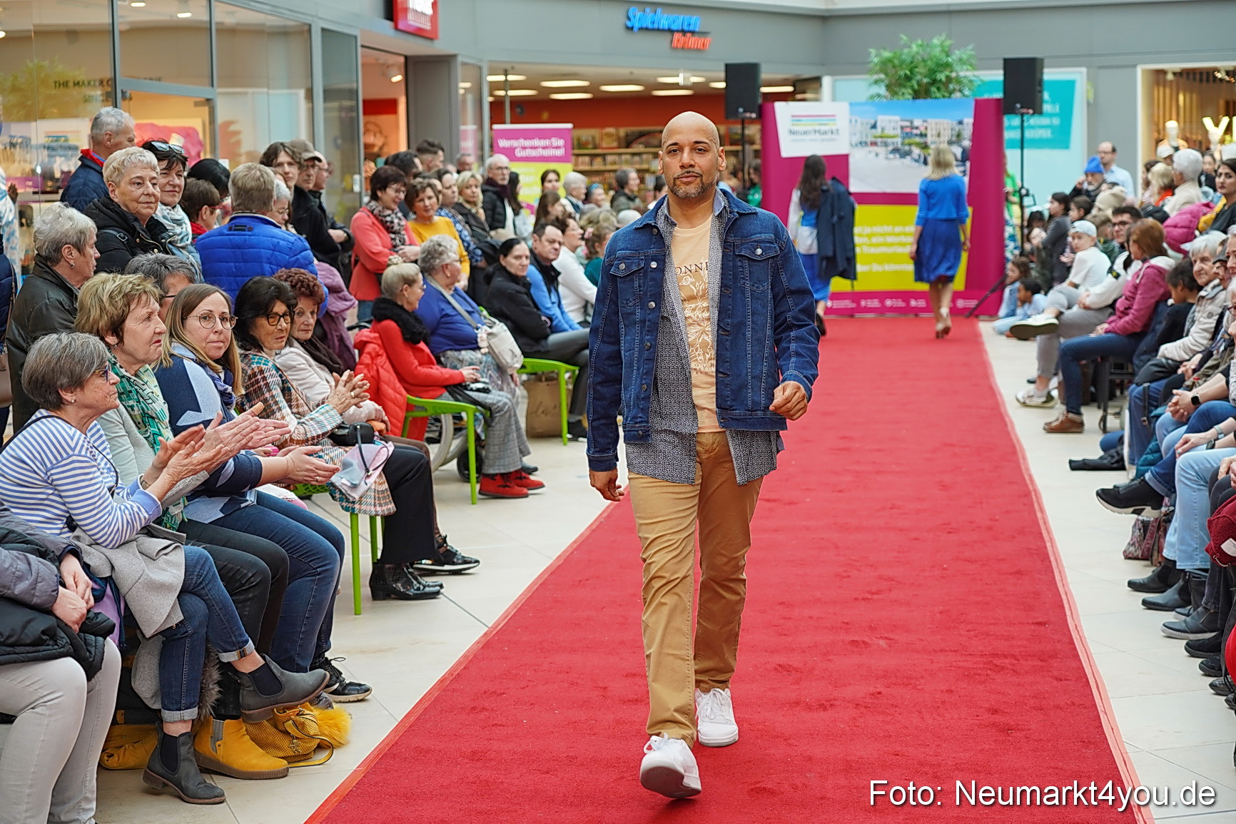 Fruehlingsmodenschau im NeuenMarkt 2024 0072